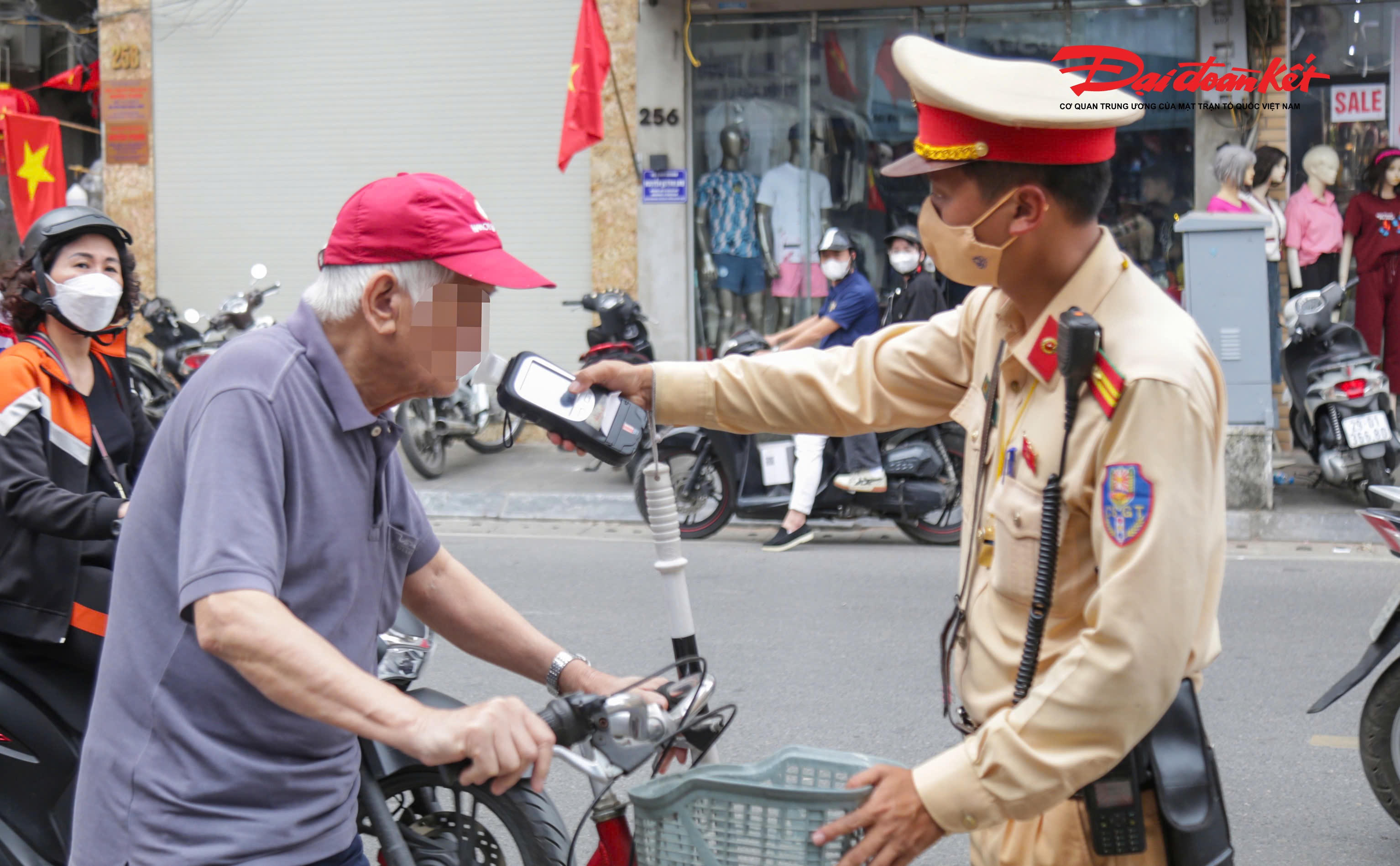 Theo trình bày, do nhà gần nên ông tự đi xe ra quán bia. Sau khi uống xong, nghĩ rằng “chưa say”, ông vẫn điều khiển xe về và bị lực lượng chức năng phát hiện.
