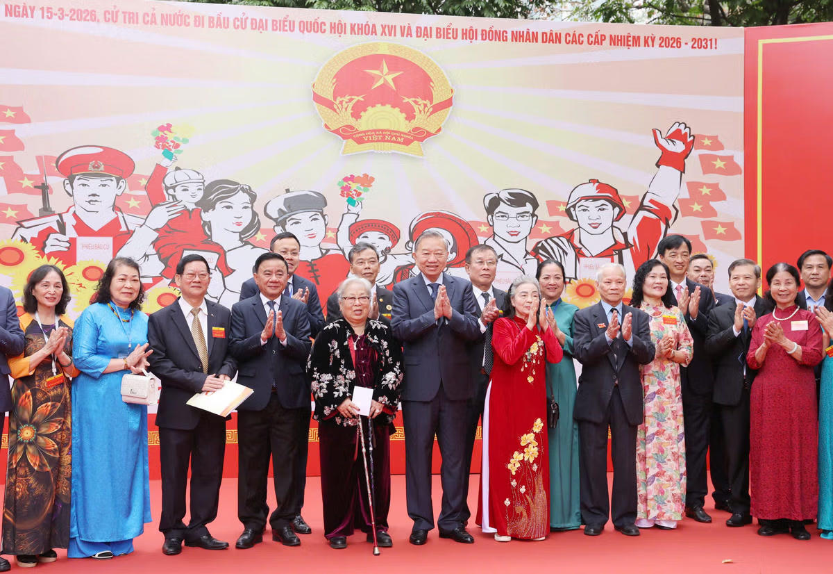 Tổng Bí thư Tô Lâm cùng các đại biểu và cử tri tại Khu vực bỏ phiếu số 2 phường Ba Đình, TP Hà Nội. Ảnh: Viết Chung.