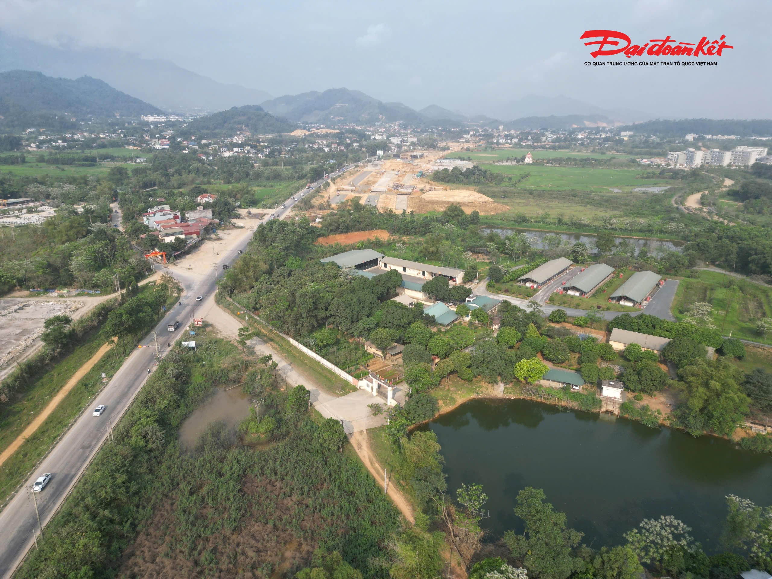 Dự án có chiều dài khoảng 6,7 km, với mặt cắt ngang từ 120–180 m, đi qua địa bàn các xã Hòa Lạc và Yên Xuân.