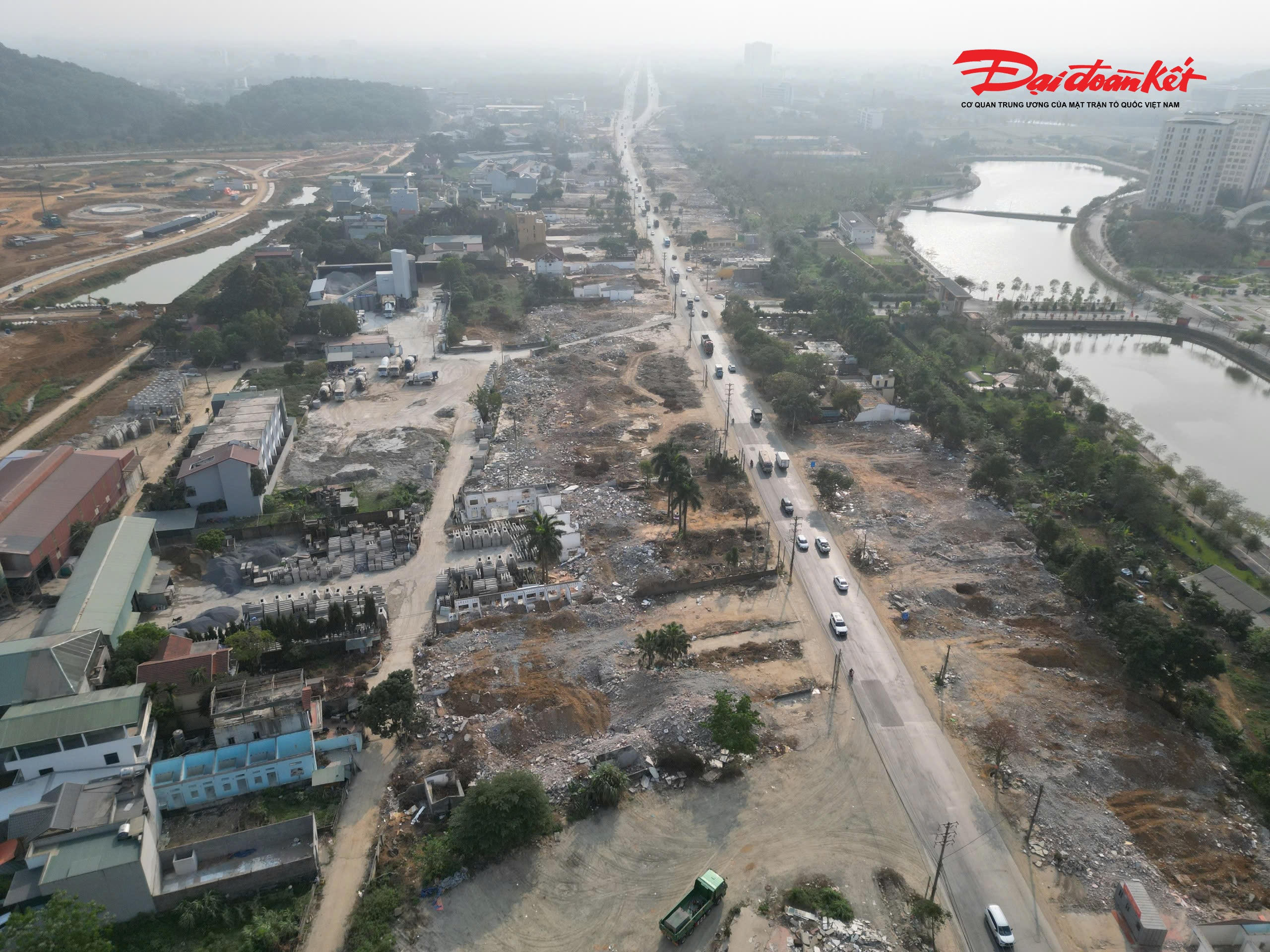 Đầu năm 2026, công tác giải phóng mặt bằng đạt nhiều kết quả tích cực. Tại xã Hòa Lạc, tổng diện tích thu hồi phục vụ dự án là 60,55 ha, tương đương 688 thửa đất. Các cơ quan chức năng đã hoàn thành kiểm đếm 100 % khối lượng và bàn giao gần 55,3 ha, đạt 91,29 %.