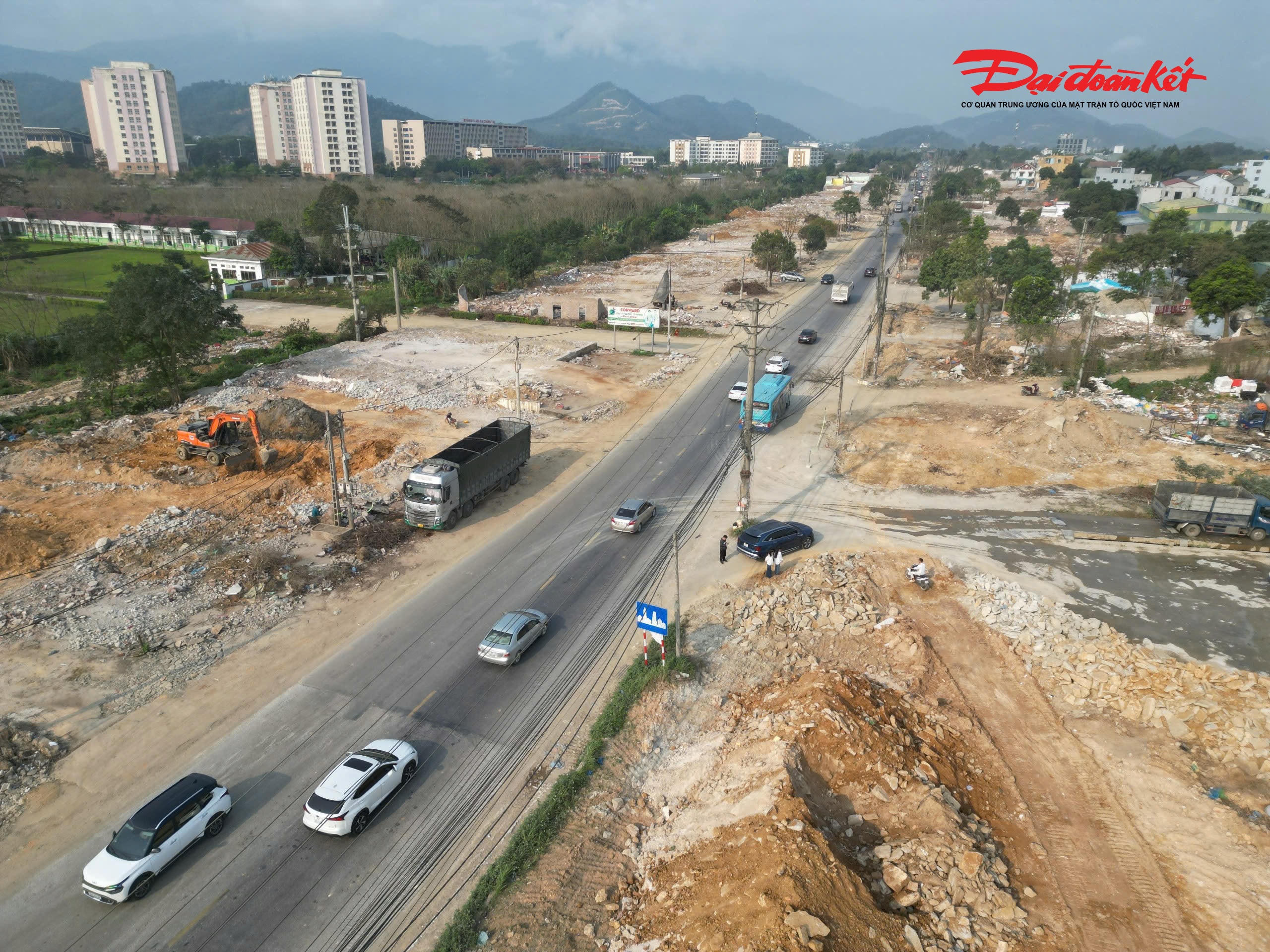 Hình hài tuyến cao tốc nhiều làn xe đã dần hiện rõ.