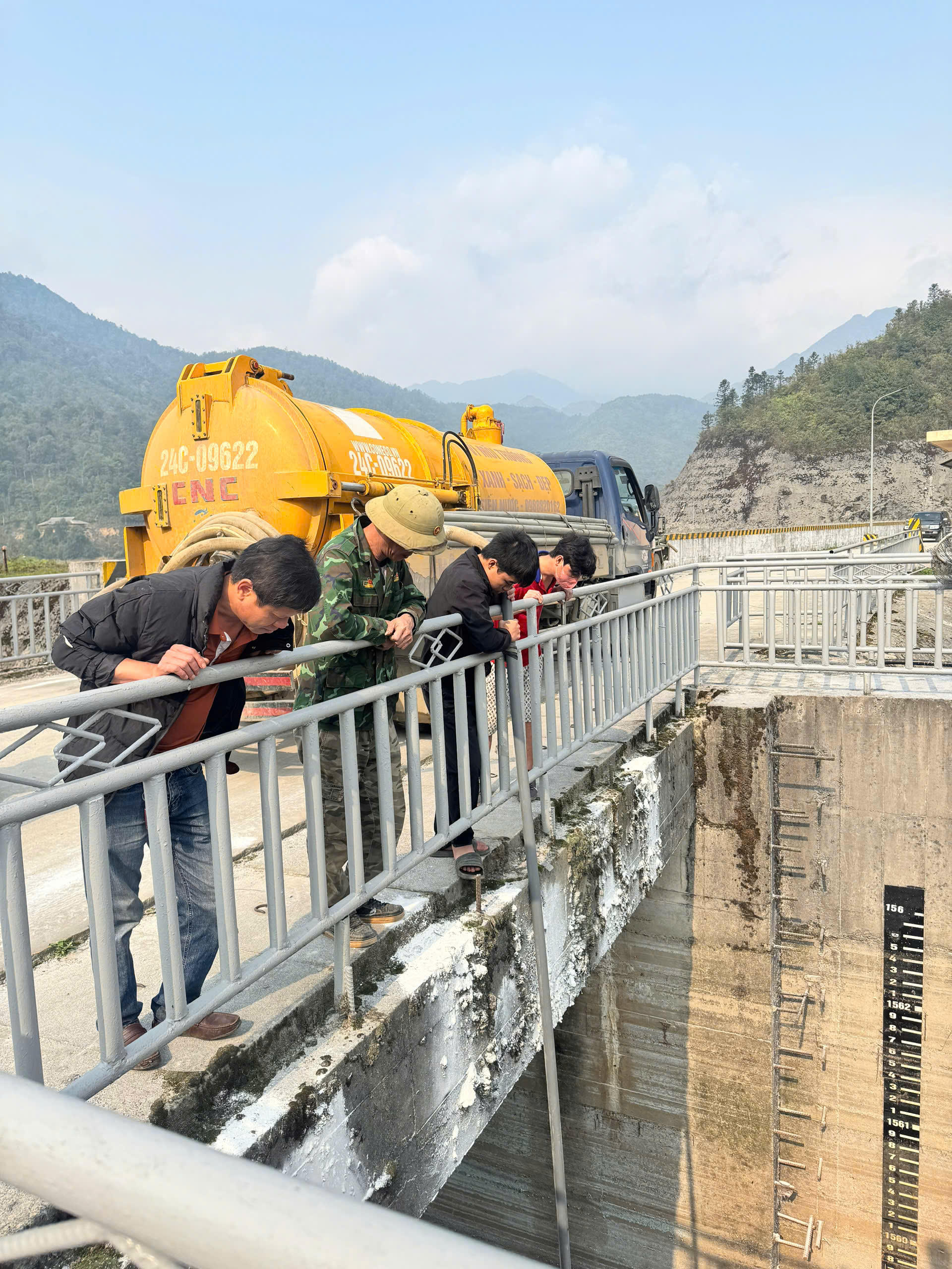 Ngày 21/3,&nbsp;Công ty TNHH Đầu tư điện lực Việt Trung đã huy động xe bồn để hút váng. Ảnh: Quý Hùng.