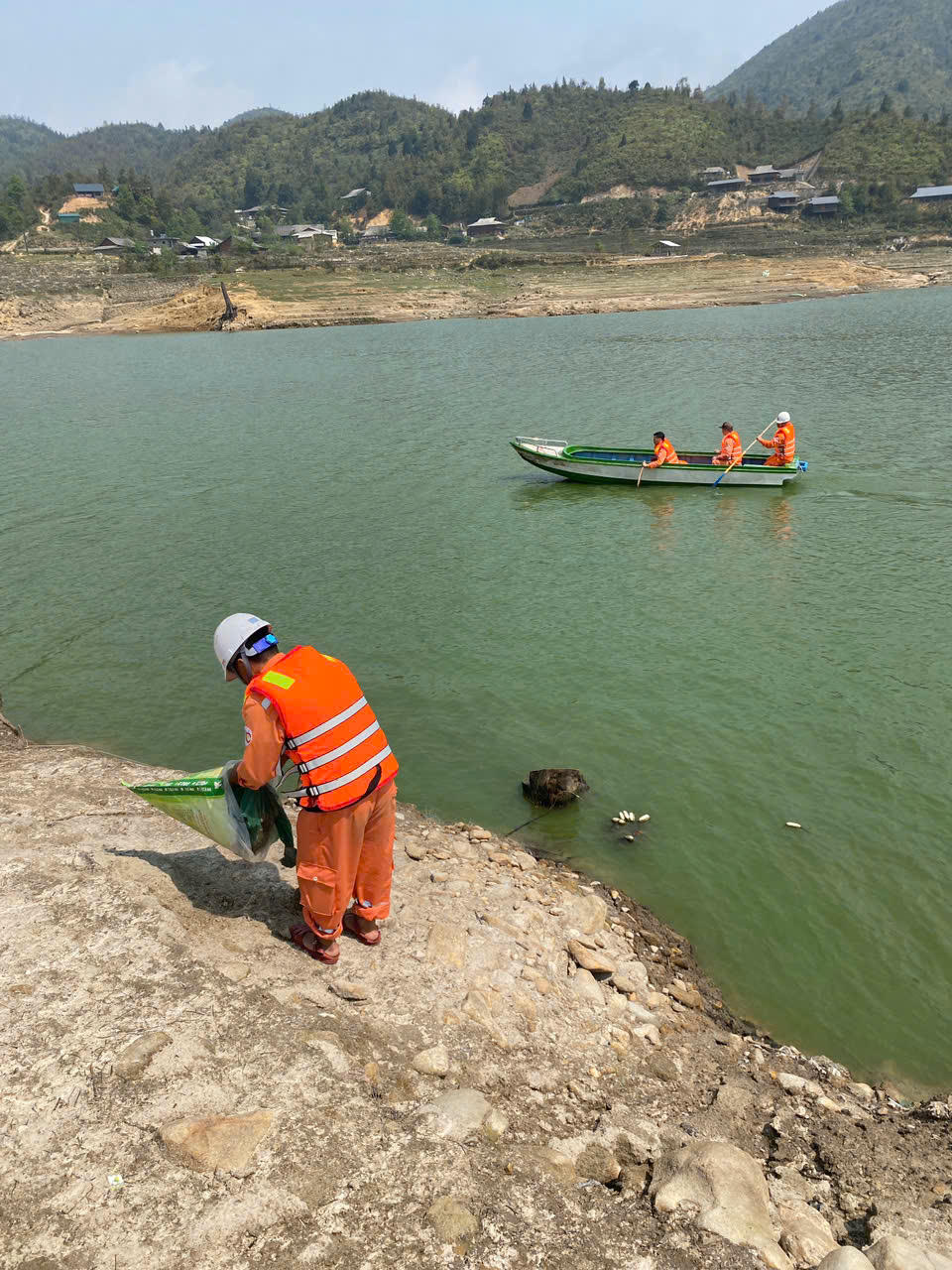 Việc dọn dẹp rác thải diễn ra cả trên bờ và mặt hồ. Ảnh: Quý Hùng.