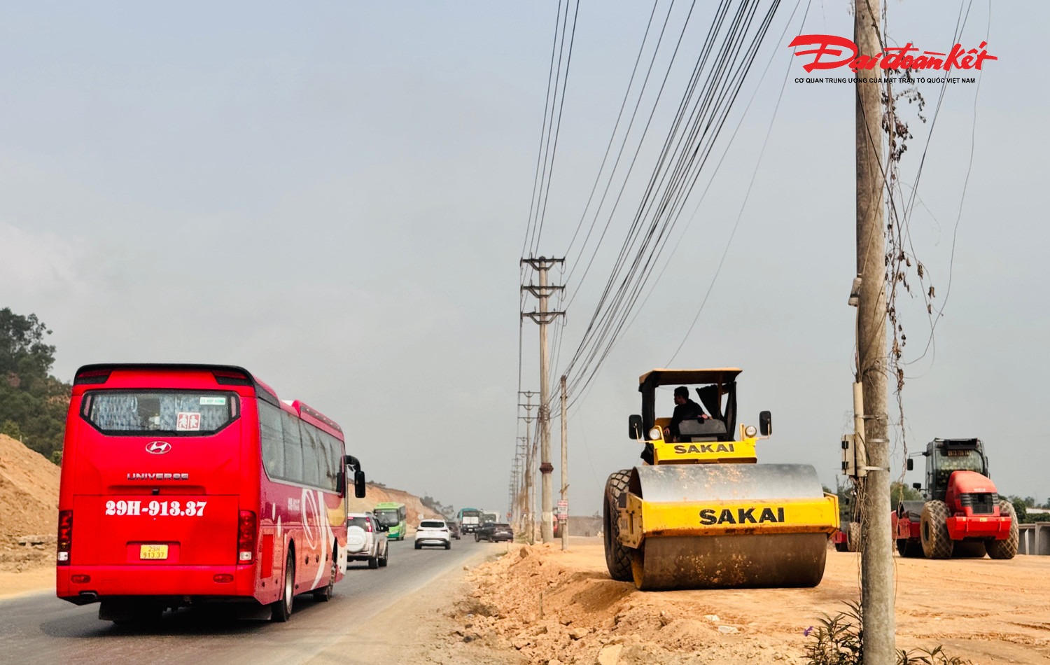 Trong thời gian thi công, việc lưu thông qua một số khu vực gặp khó khăn do mật độ phương tiện cao và yêu cầu hạn chế tốc độ để đảm bảo an toàn.