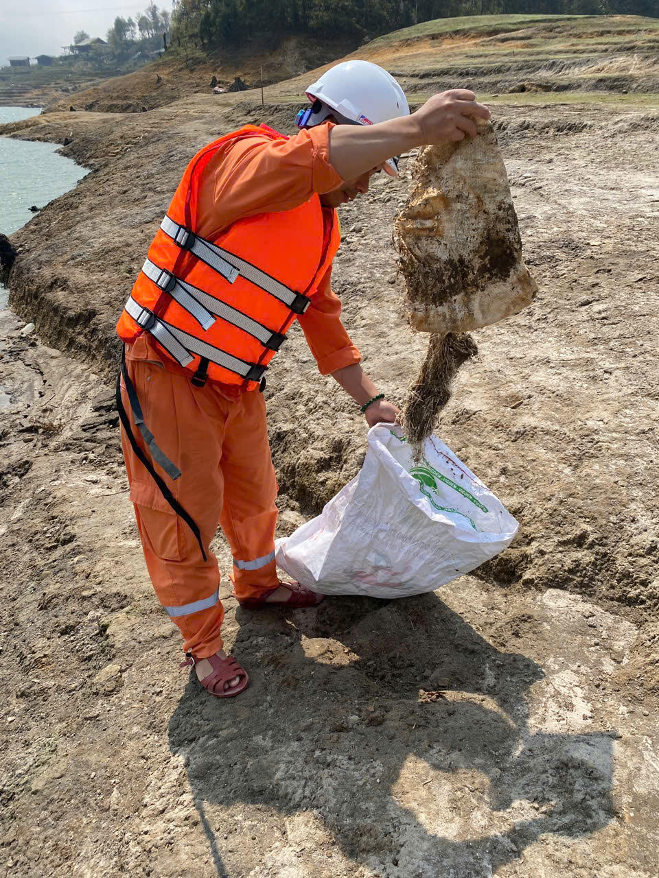 Sau khi Báo&nbsp; Đại đoàn kết phản ánh, Công ty TNHH Đầu tư điện lực Việt Trung đã cử người đi dọn dẹp vệ sinh. Ảnh: Quý Hùng.

