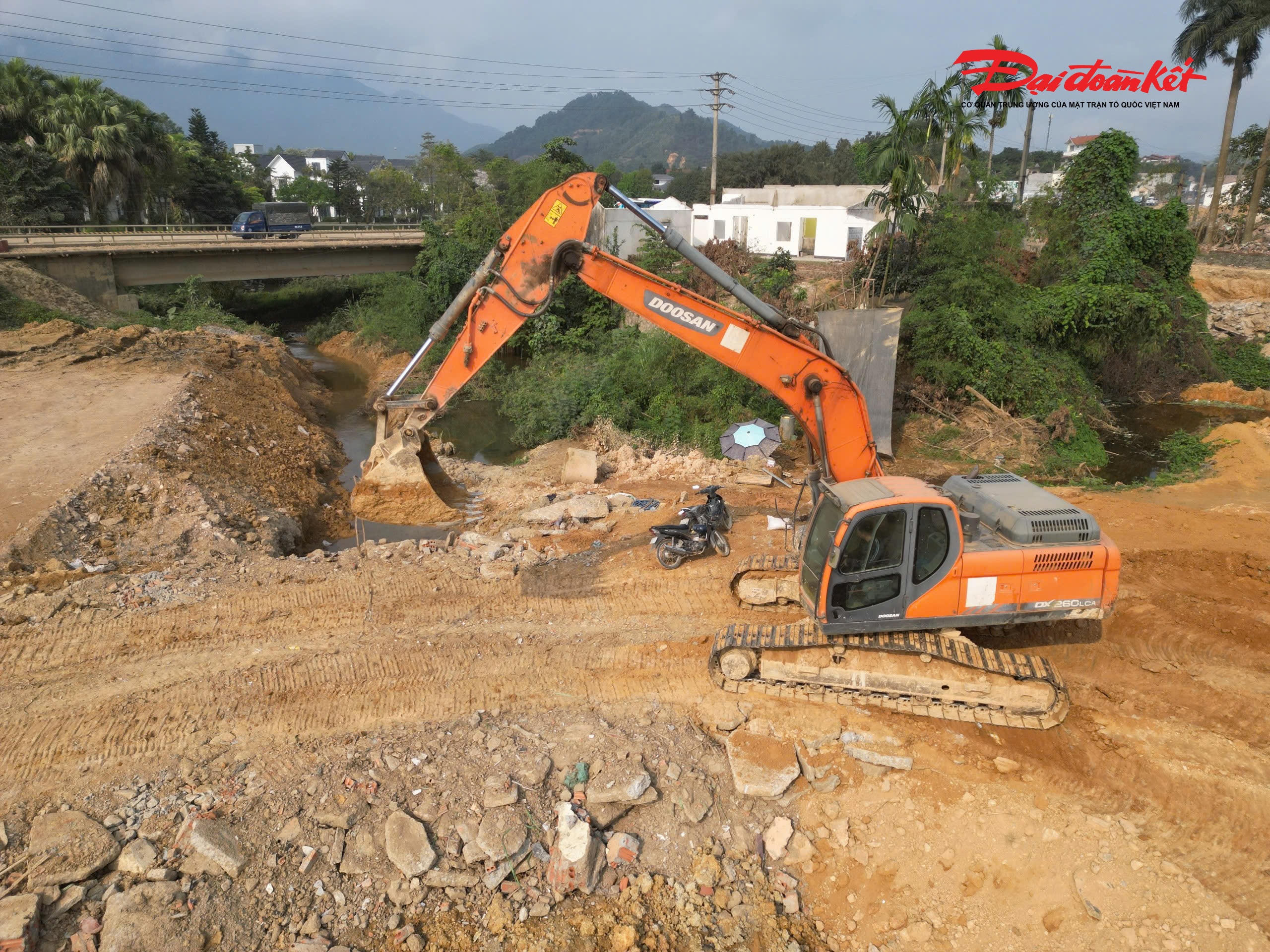 Hiện nay, các nhà thầu đang tập trung máy móc, nhân lực triển khai thi công đoạn từ cầu Vai Nghiêng đến nút giao Yên Bình.