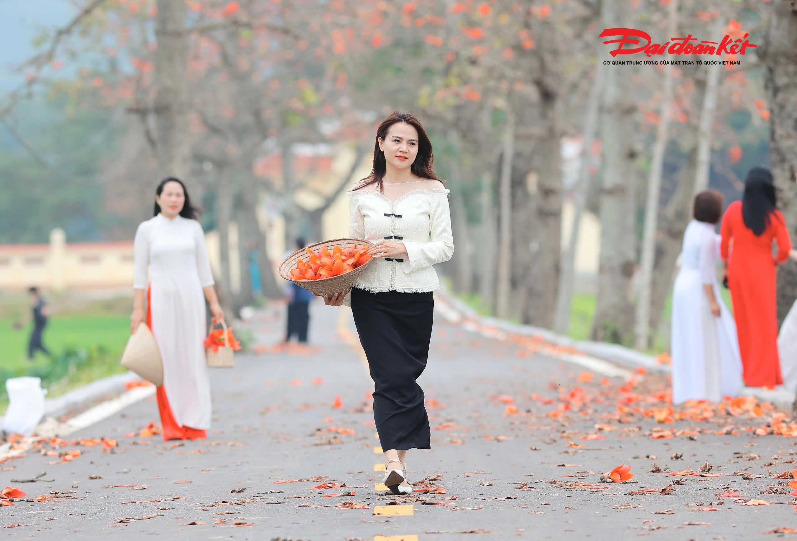 Không ồn ào, không hào nhoáng, thôn Đoan Nữ giữ chân du khách bằng chính vẻ đẹp chân phương. Sắc đỏ của hoa gạo hòa quyện cùng màu xanh của đồng lúa, tạo nên một bức tranh làng quê vừa thơ mộng, vừa gần gũi, du khách có thể cảm nhận được một chút bình yên giữa nhịp sống hối hả.