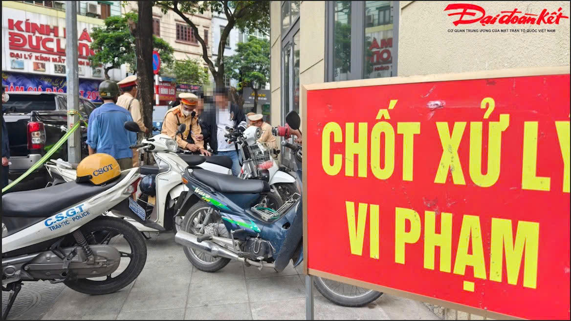 Trường hợp khác điều khiển xe đạp vi phạm nồng độ cồn là ông K (76 tuổi, ở Thanh Nhàn) bị CSGT ghi nhận có nồng độ ở mức 0,030 mg/L khí thở.