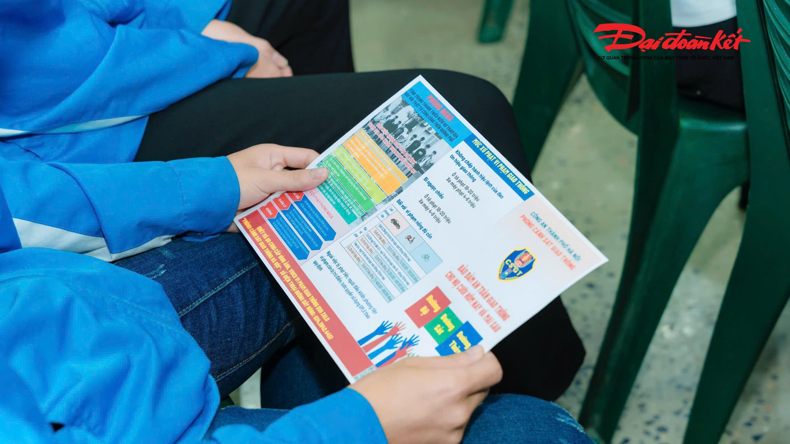 Trong chương trình tuyên truyền, lực lượng CSGT Hà Nội không chỉ phổ biến kiến thức mà còn phát tờ rơi minh họa các tình huống giao thông thường gặp, giúp học sinh dễ hiểu, dễ nhớ và nâng cao kỹ năng xử lý khi tham gia giao thông.