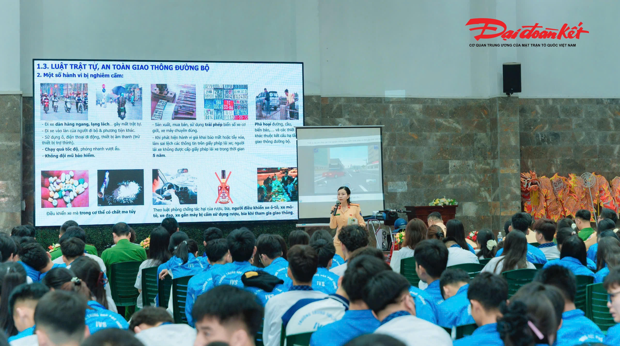 Tại chương trình, báo cáo viên Phòng CSGT đã trực tiếp phổ biến những nội dung cơ bản của Luật Trật tự, an toàn giao thông đường bộ liên quan đến lứa tuổi học sinh.&nbsp;