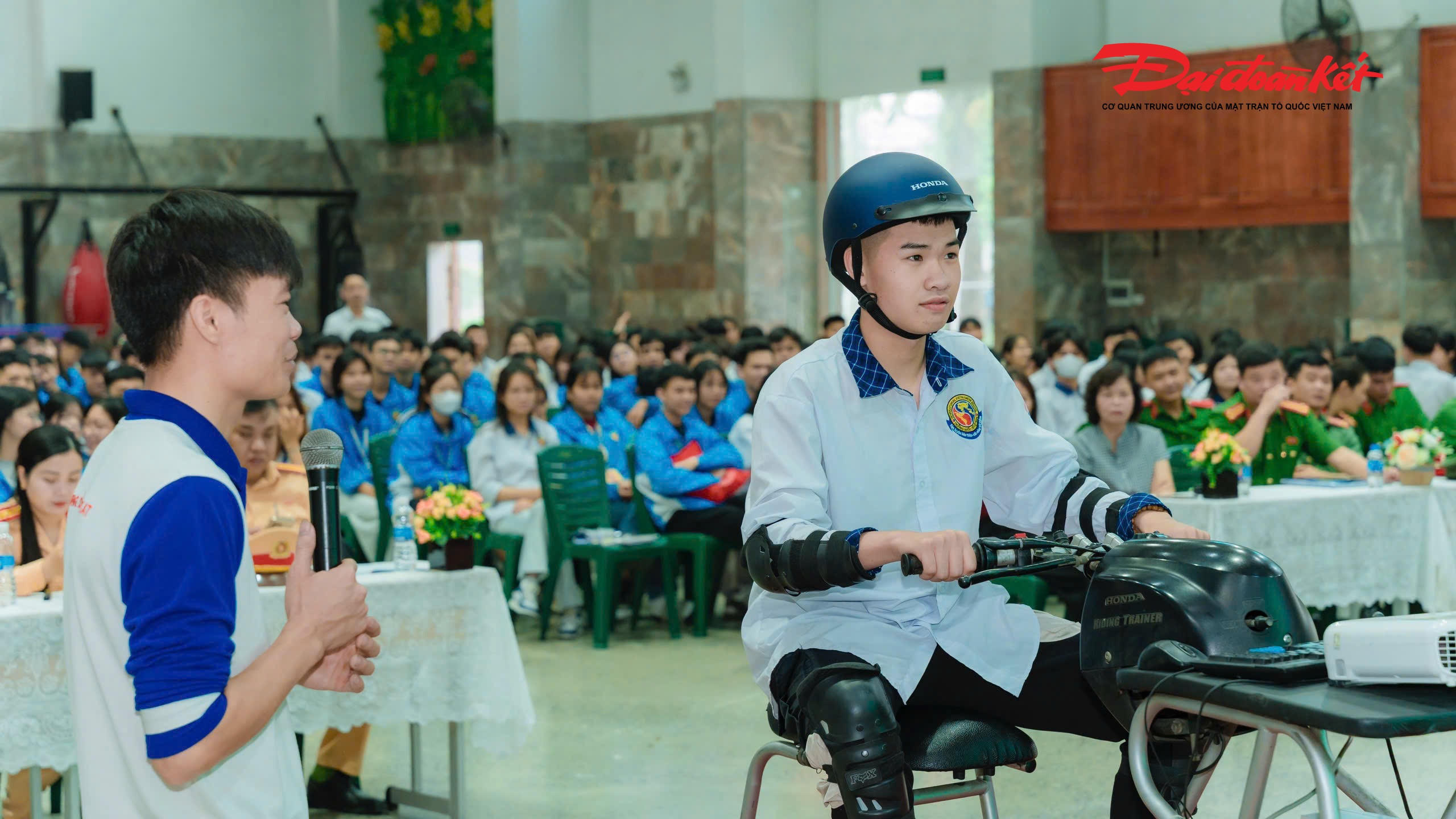 Trong đó tập trung vào các quy định như độ tuổi được phép điều khiển xe gắn máy; bắt buộc đội mũ bảo hiểm đạt chuẩn; chấp hành tín hiệu đèn giao thông; quy tắc tham gia giao thông theo từng loại phương tiện; điều kiện điều khiển phương tiện…