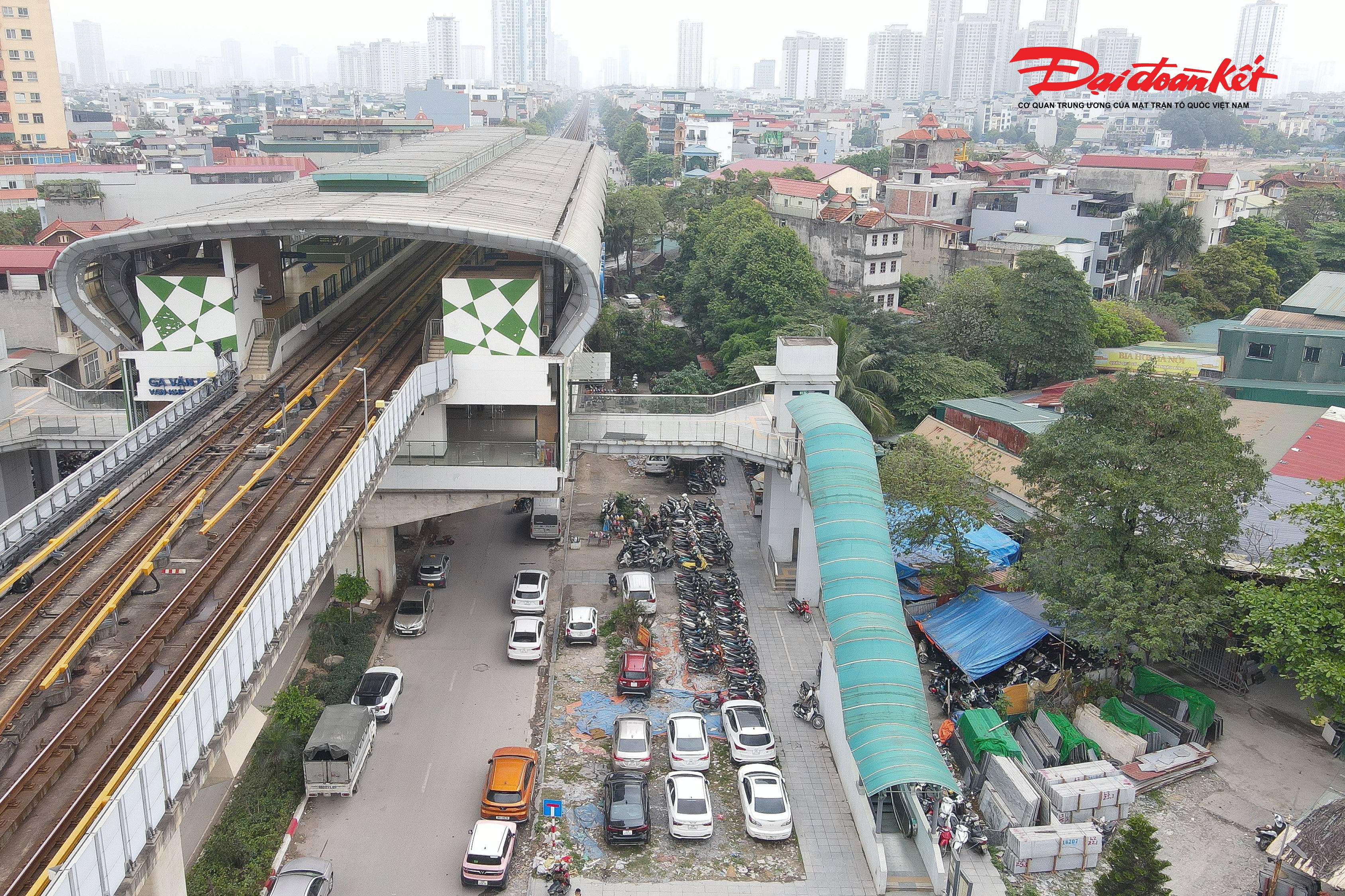 Ghi nhận thực tế cho thấy, nhức nhối nhất là khu vực ga Văn Khê, nơi tình trạng trông giữ xe trái phép diễn ra công khai, quy mô lớn. Nhiều hộ dân xung quanh nhà ga ngang nhiên tận dụng toàn bộ vỉa hè, khu vực dưới chân ga, thậm chí cả lòng đường để nhận trông giữ hàng trăm phương tiện mỗi ngày. Việc xe cộ xếp kín, lấn chiếm không gian giao thông không chỉ gây mất trật tự đô thị mà còn tiềm ẩn nguy cơ ùn tắc và tai nạn giao thông.