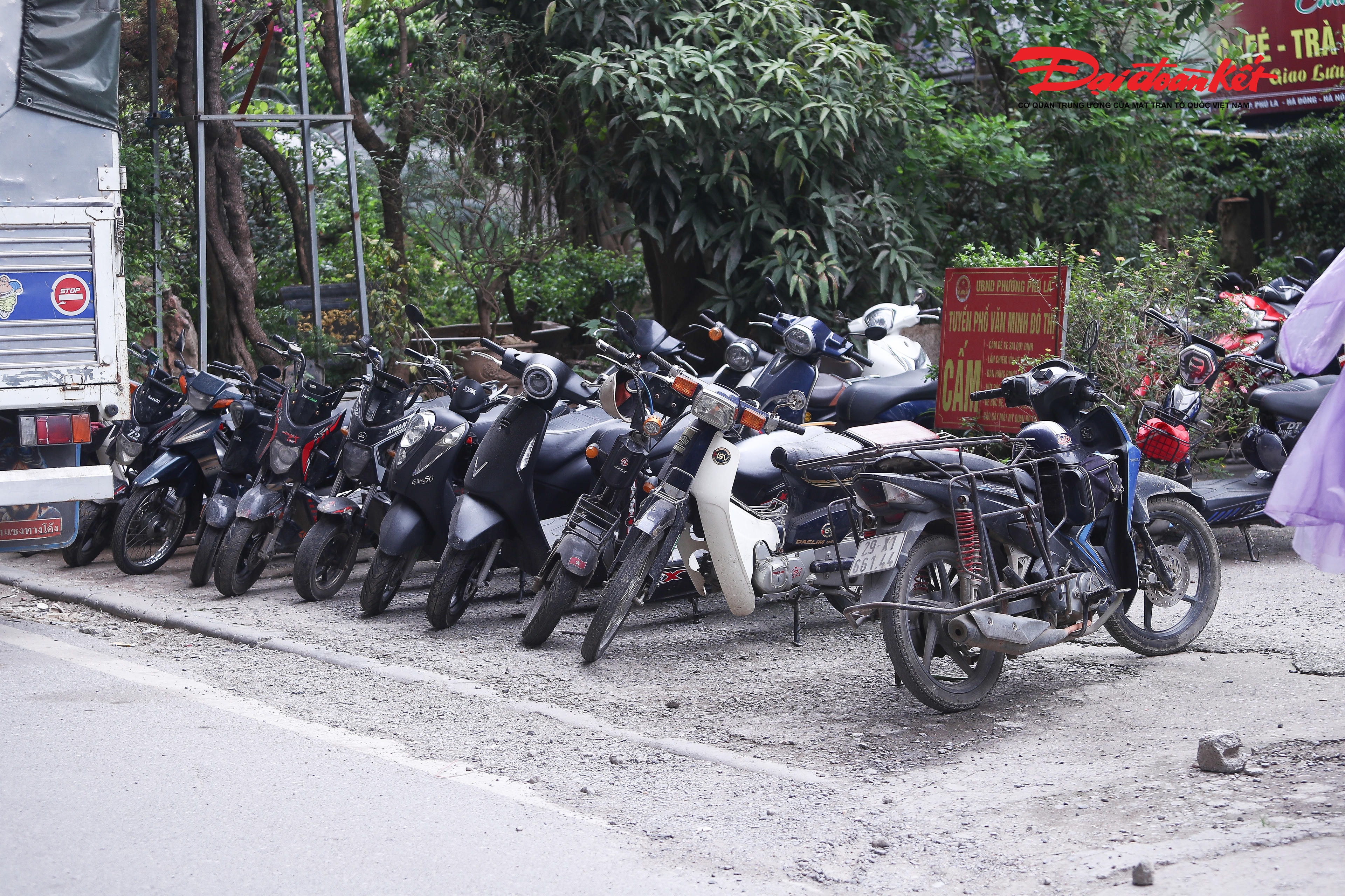 Đáng nói, các bãi xe này còn chiếm dụng lòng đường, vỉa hè, gây cản trở người đi bộ và ảnh hưởng đến mỹ quan đô thị. Vào giờ cao điểm, tình trạng phương tiện ra vào lộn xộn khiến khu vực quanh nhà ga trở nên ùn ứ, làm giảm hiệu quả kết nối giao thông công cộng của tuyến metro.