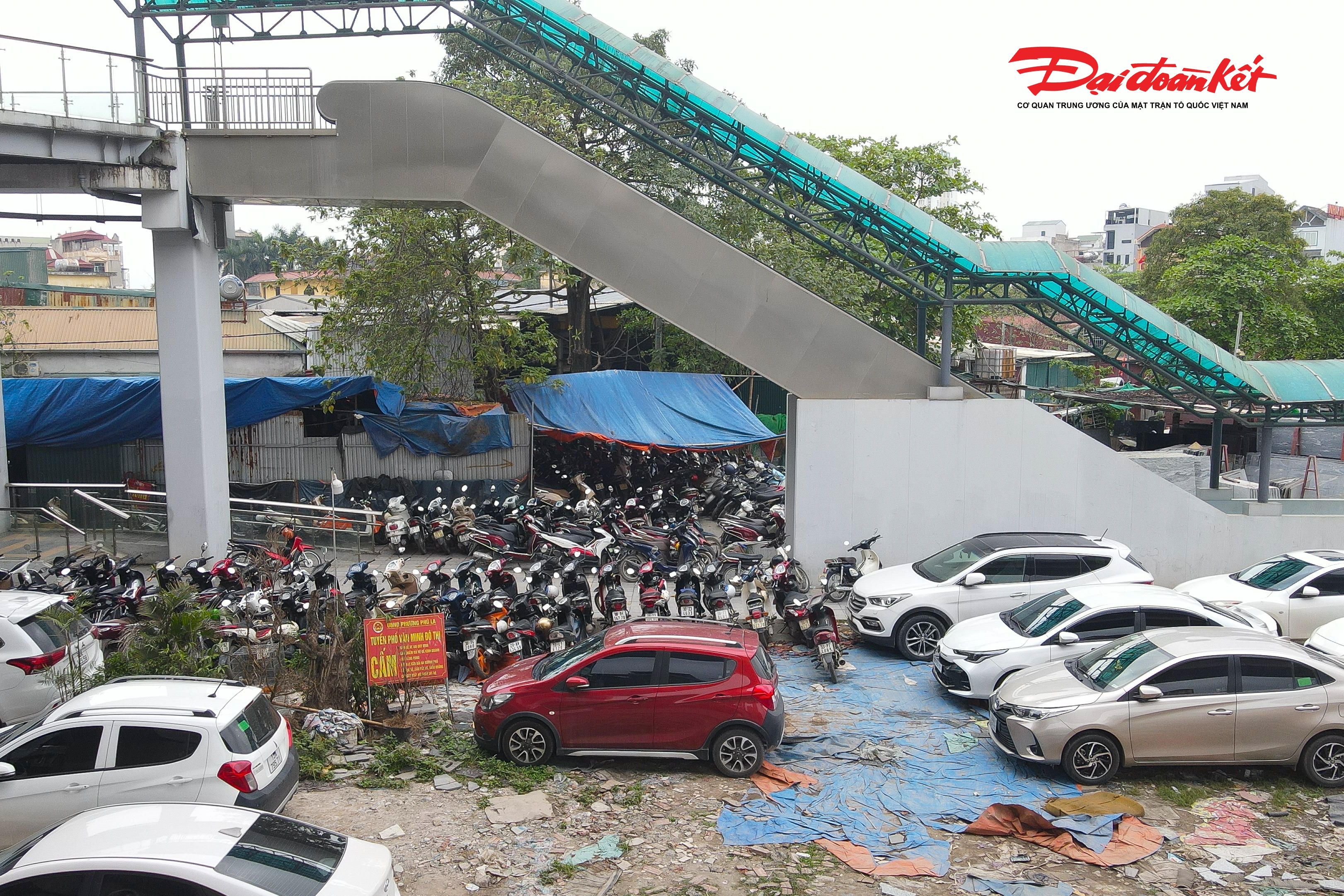 Không chỉ trông giữ phương tiện tràn lan phía bên ngoài, nhiều hộ dân còn tận dụng cả không gian bên trong nhà để “biến” thành bãi xe tự phát. Ghi nhận cho thấy, trong những căn nhà lợp tôn, quây bạt tạm bợ, hàng chục đến hàng trăm xe máy được nhồi nhét chật kín, xếp sát nhau, gần như không có khoảng cách an toàn.