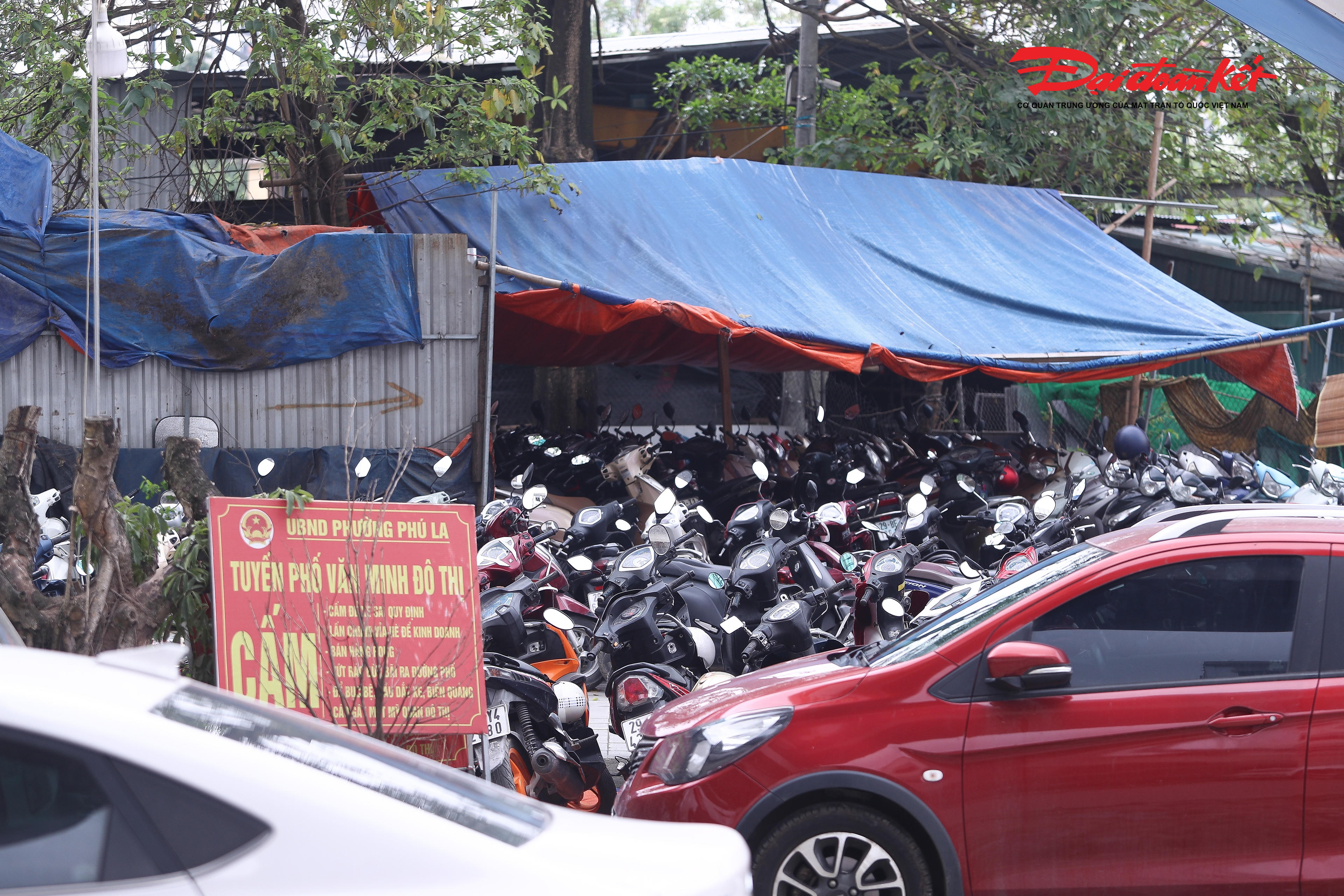 Dù các biển cấm được dựng dày đặc tại khu vực này, song hầu như không được chấp hành. Nhiều điểm trông giữ xe tự phát vẫn ngang nhiên hoạt động ngay bên cạnh, phương tiện ra vào tấp nập.