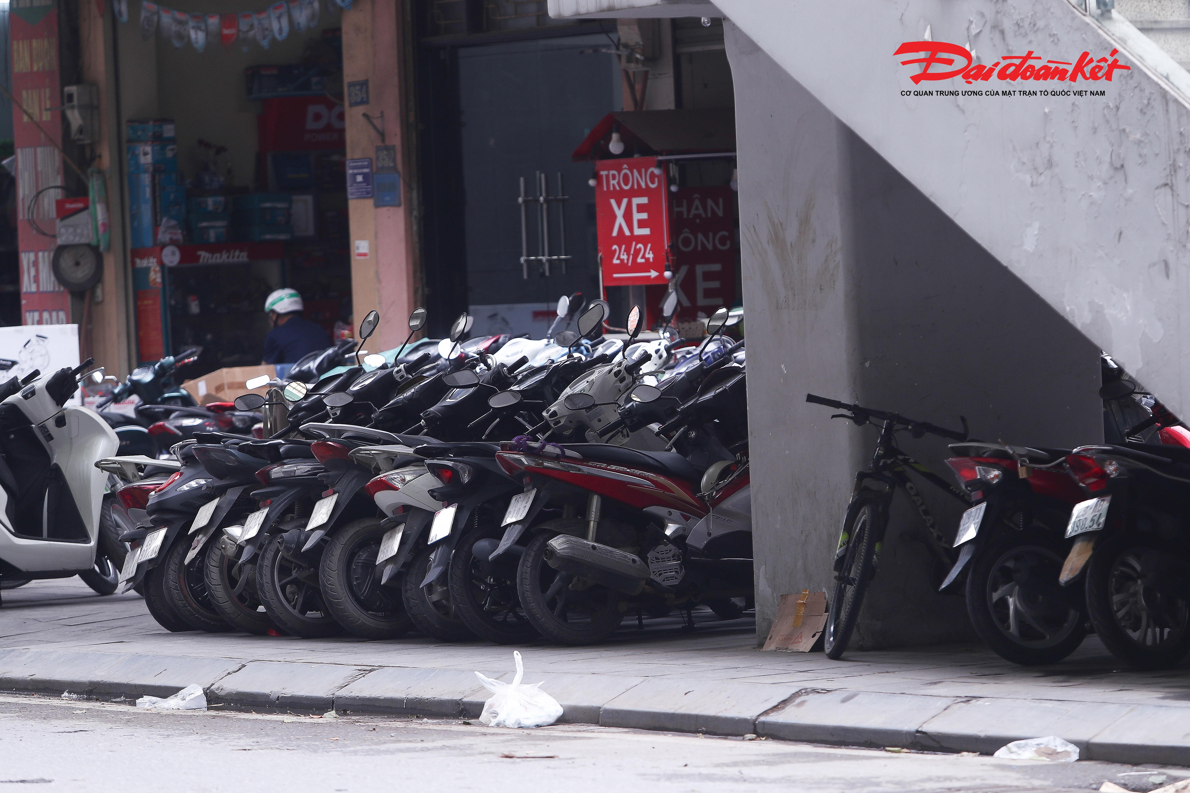 Nhiều hộ dân còn ngang nhiên treo biển nhận trông giữ xe 24/24 giờ, hoạt động công khai như các bãi xe hợp pháp.