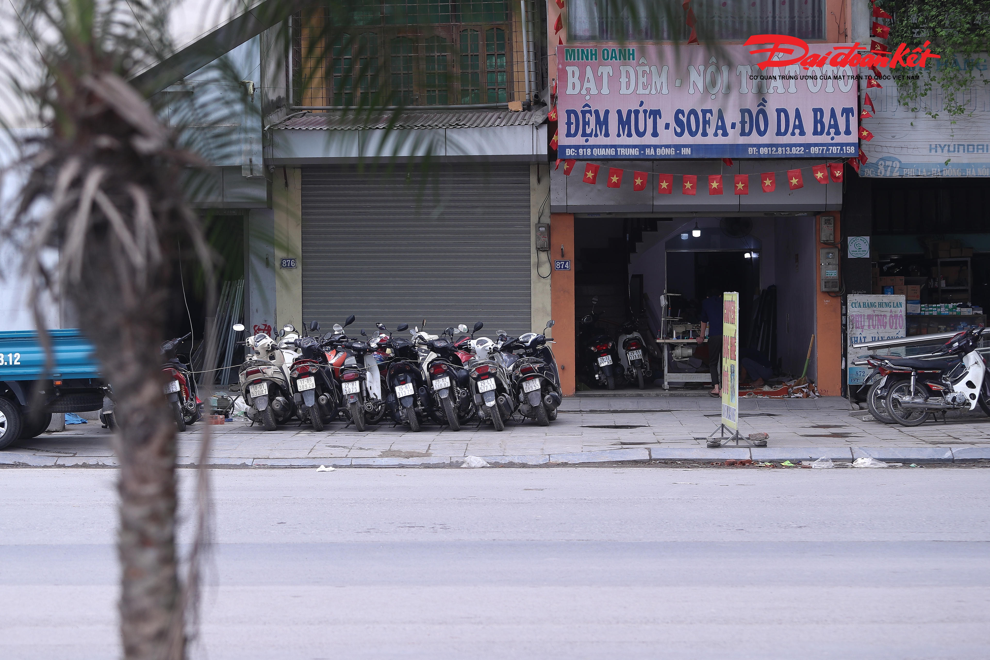 Tương tự, tại khu vực ga Văn Khê, phía đối diện hướng về Bến xe Yên Nghĩa, tình trạng vi phạm cũng diễn ra phổ biến. Nhiều xe máy bị để tràn lan ngay tại lối lên xuống của nhà ga, chiếm dụng không gian dành cho hành khách.