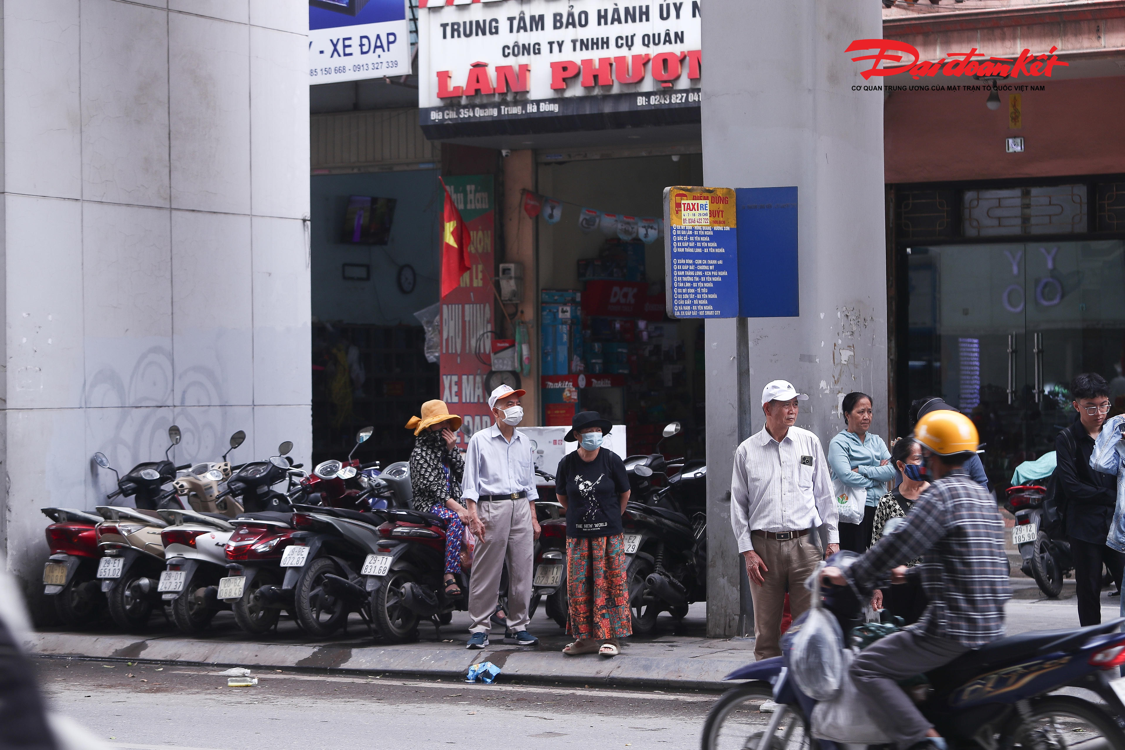 Tại số nhà 354 Quang Trung, khu vực dưới chân nhà ga bị biến thành nơi trông giữ xe, lấn chiếm cả điểm dừng xe buýt của người dân.