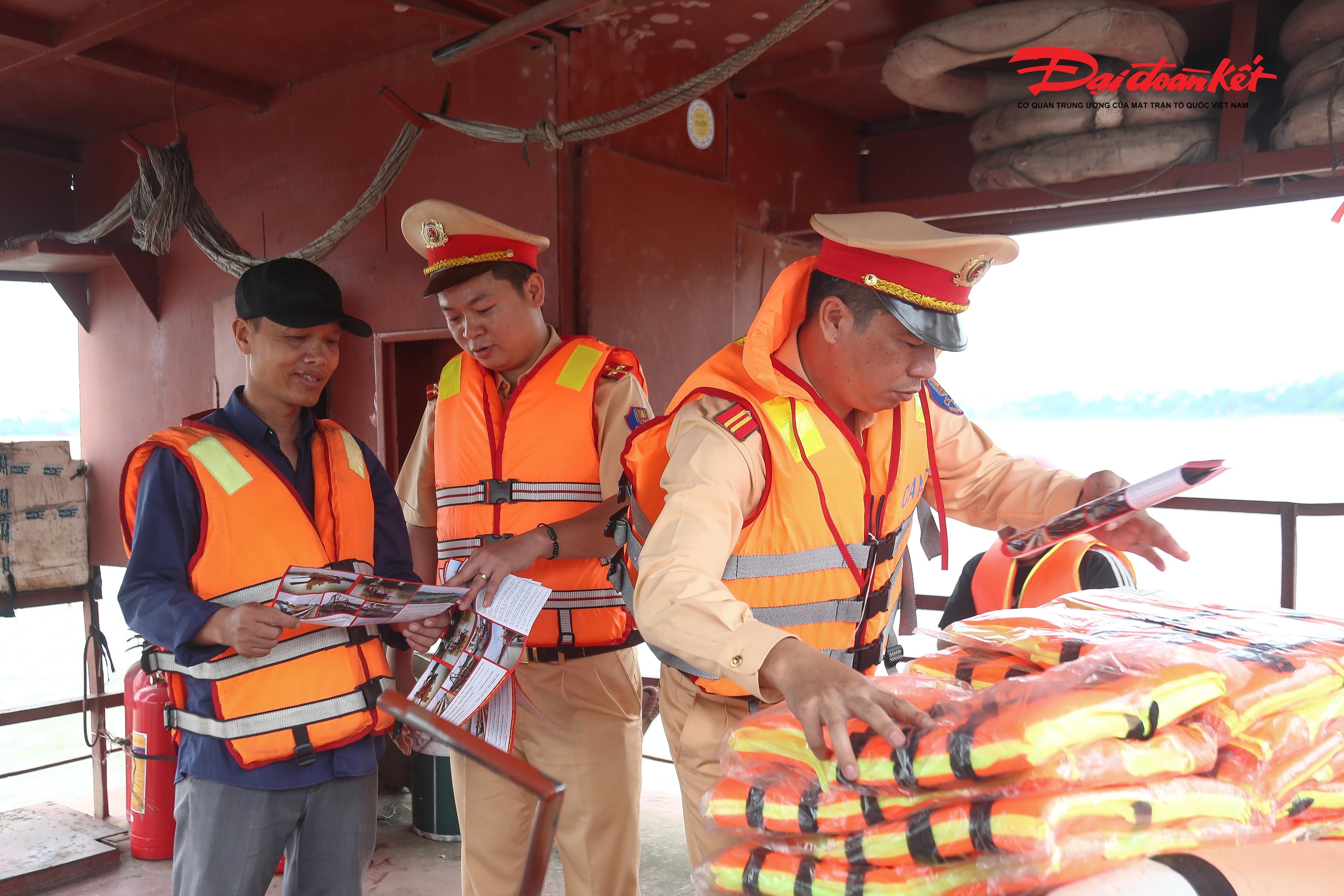 Các lái tàu cũng được lực lượng chức năng tuyên truyền, hướng dẫn thực hiện các biện pháp bảo đảm an toàn trước khi xuất bến.