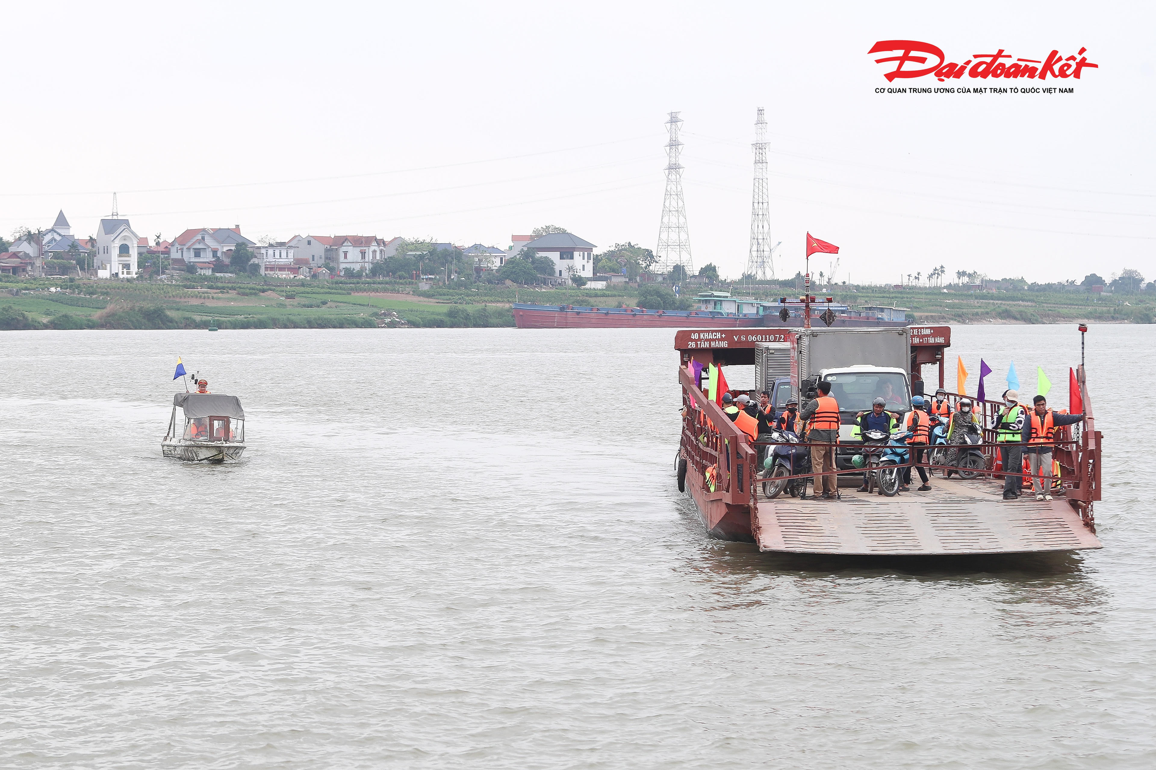 Sau khi triển khai mô hình “Bến khách 3 nhất”, anh Hiền cho biết, ý thức của hành khách đã được nâng lên. Nhiều người chủ động mặc áo phao, chấp hành hướng dẫn của lái tàu và lực lượng chức năng, giúp cho việc vận hành phương tiện an toàn, thuận lợi hơn.