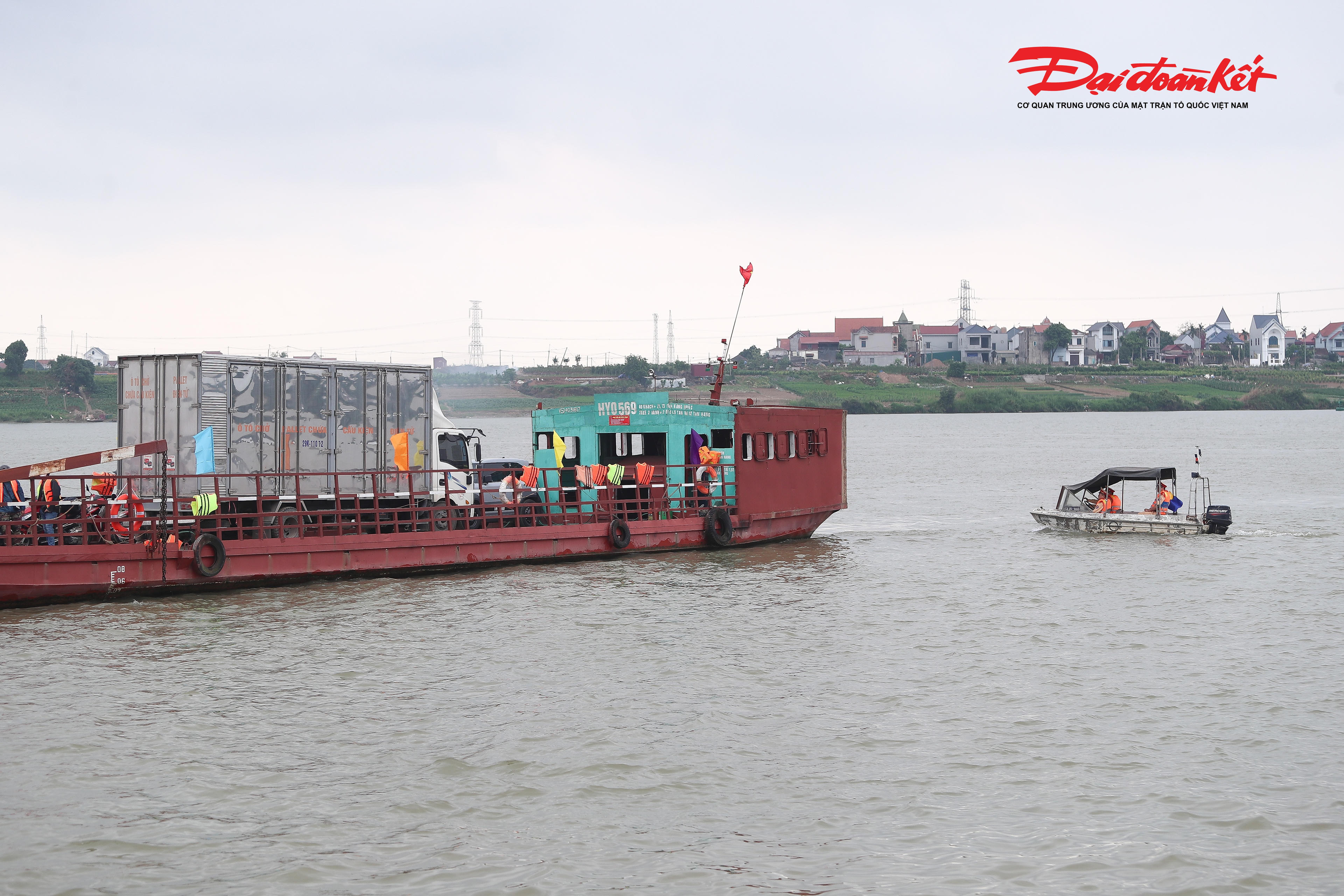 Lái phà tại Bến khách Đại lộ Đinh Văn Hiền cho biết: "Trước mỗi chuyến, chúng tôi đều kiểm tra đầy đủ các điều kiện an toàn theo đúng quy định như tình trạng kỹ thuật của phương tiện, số lượng áo phao, dụng cụ cứu sinh, thiết bị phòng cháy chữa cháy. Chỉ khi bảo đảm đầy đủ các điều kiện này thì mới cho tàu xuất bến".