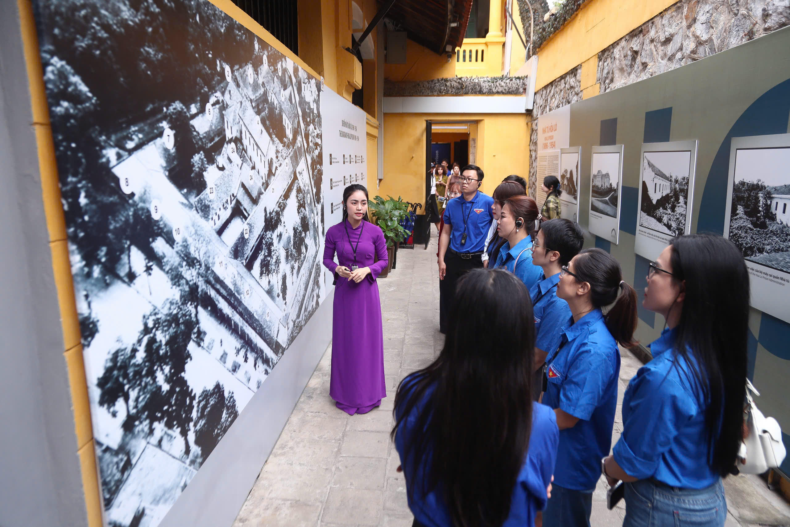 Các đoàn viên lắng nghe thuyết minh về quá trình hình thành và hoạt động của Nhà tù Hỏa Lò. Ảnh: Lê Khánh.