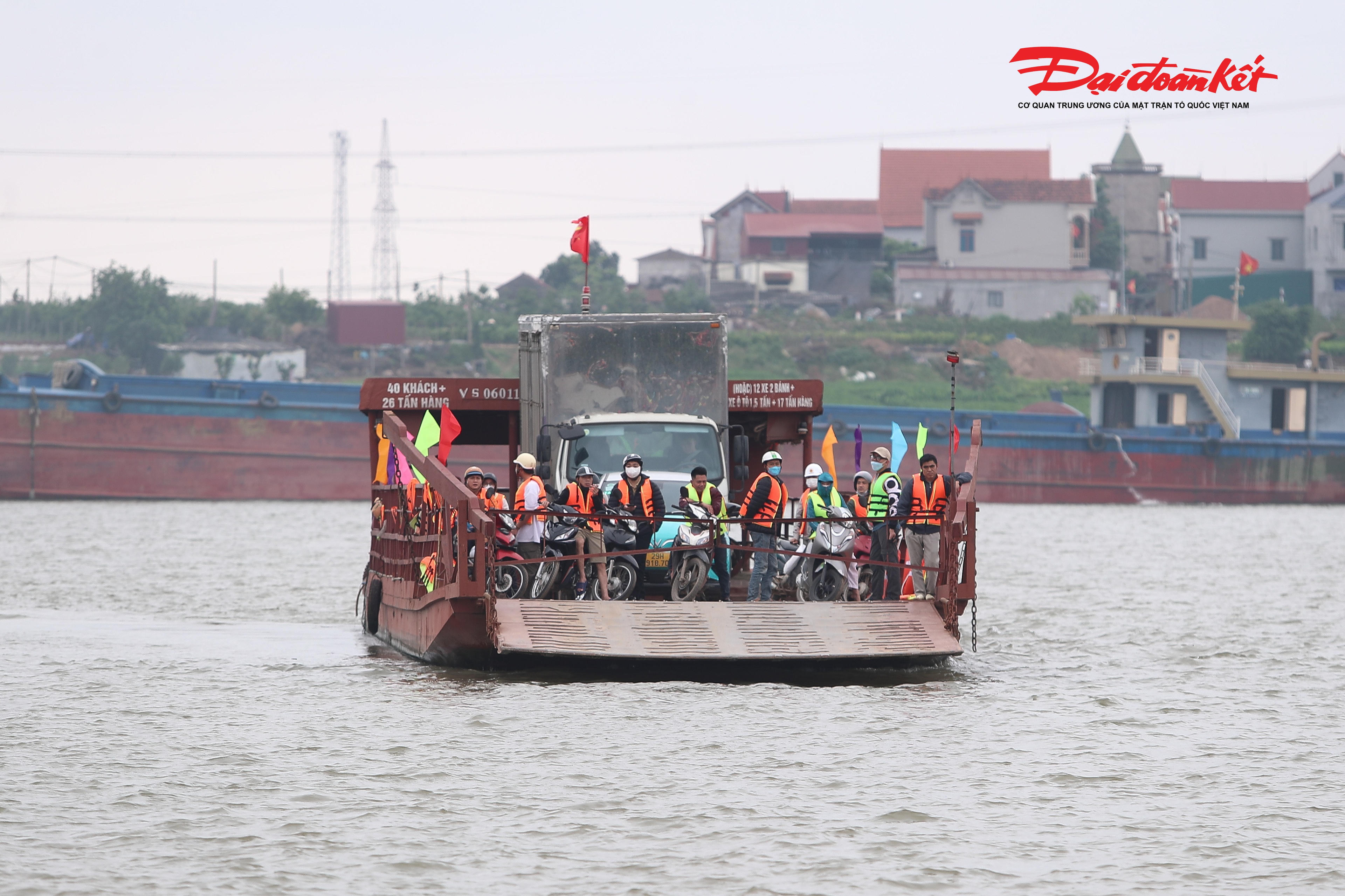 "Chúng tôi luôn chủ động nhắc nhở hành khách mặc áo phao, sử dụng dụng cụ nổi trước khi lên tàu", anh Hiền cho hay.