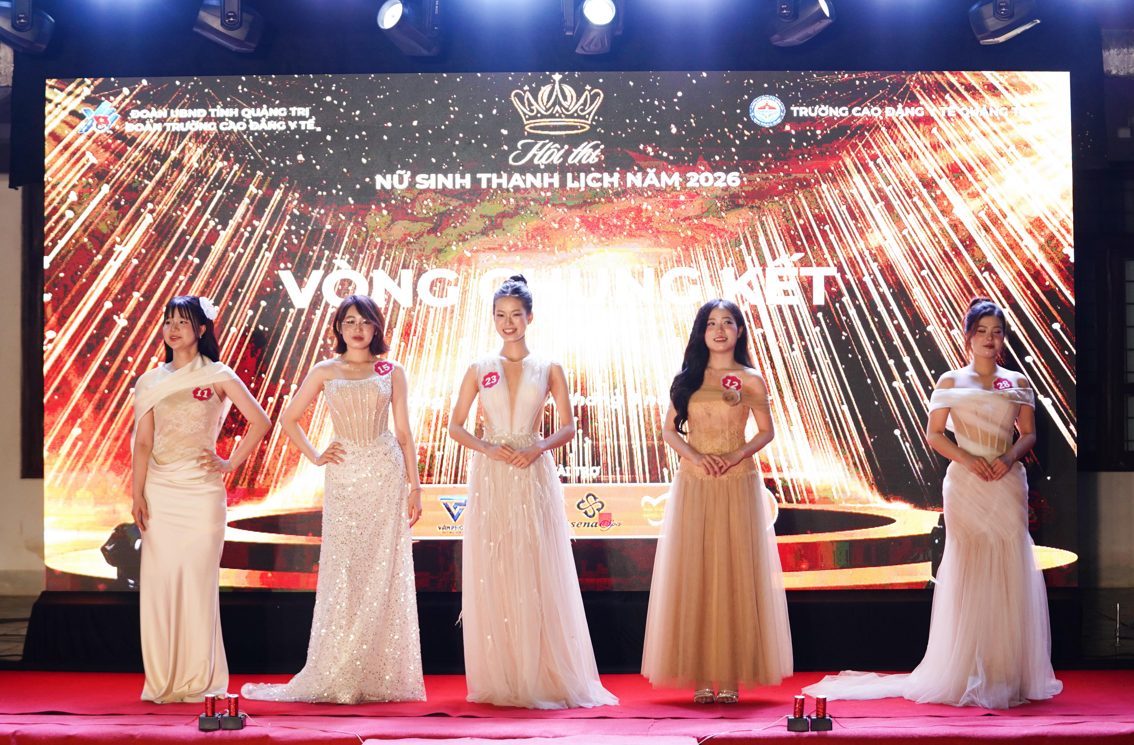 5 thí sinh xuất sắc bước vào phần thi ứng xử. Ảnh: Cẩm Kỳ&nbsp;