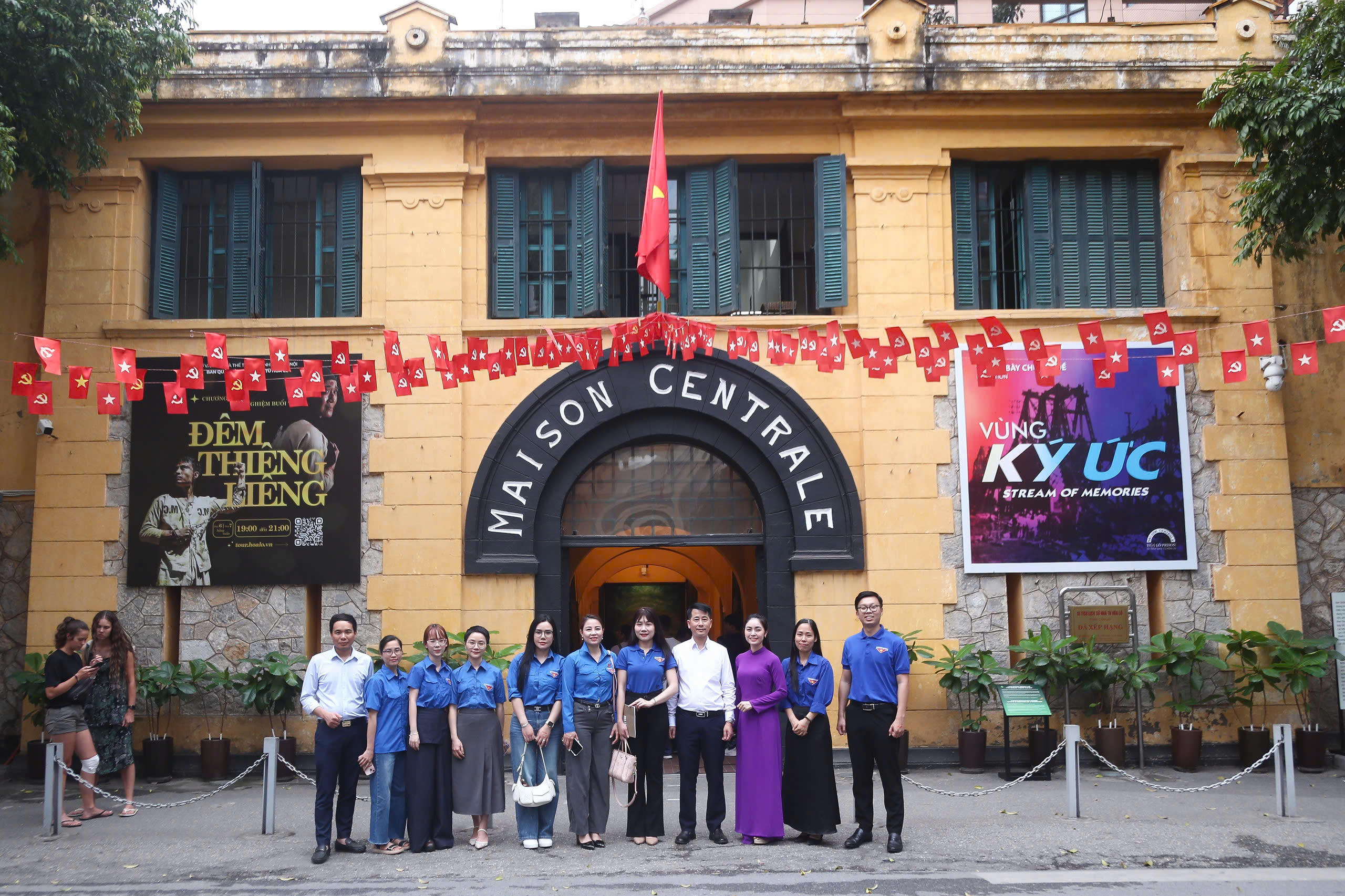 Đoàn viên Chi đoàn Báo Đại đoàn kết chụp hình lưu niệm cùng đại diện Ban Quản lý di tích nhà tù Hỏa Lò. Ảnh: Lê Khánh.