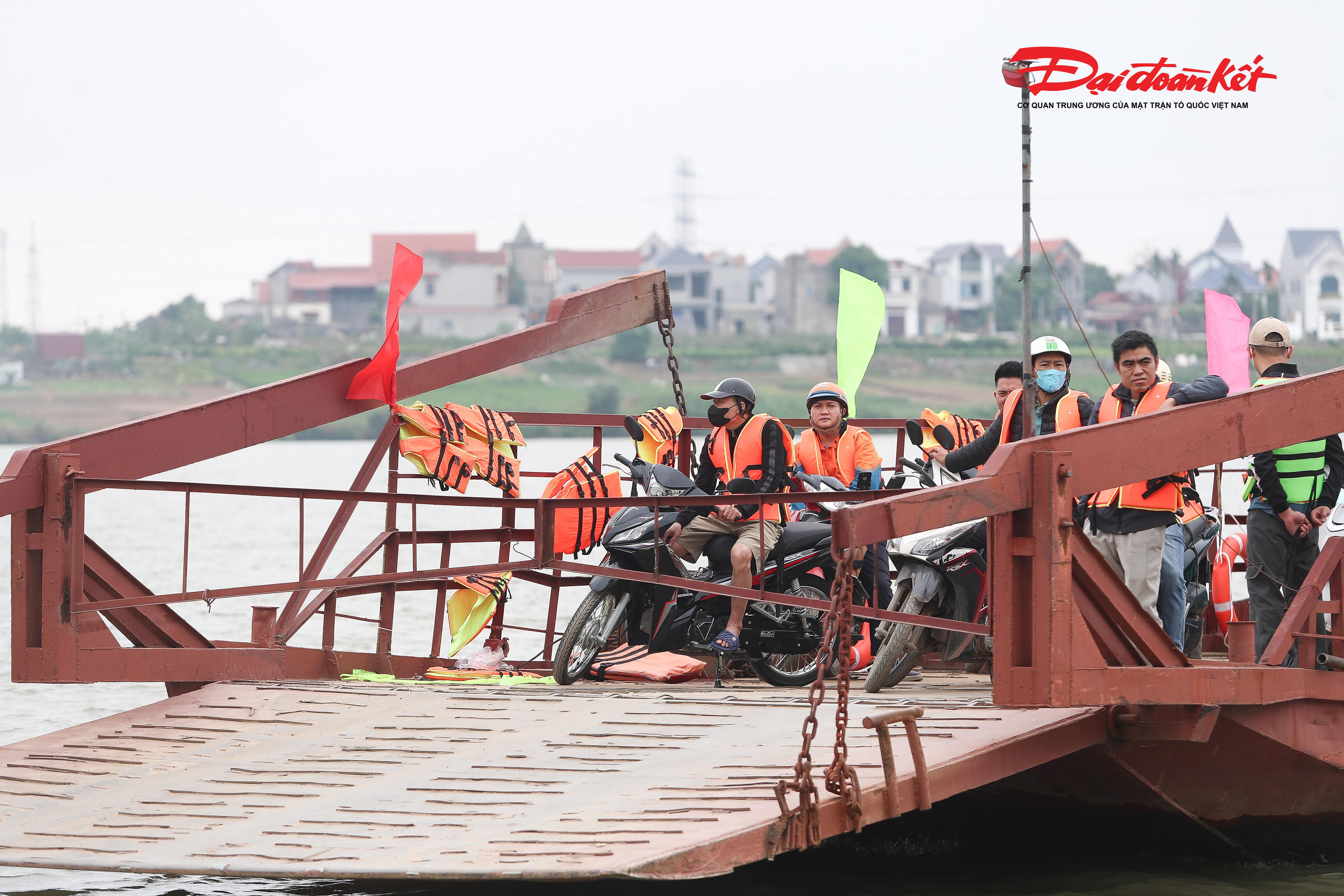 "Tuyến quản lý của đơn vị dài khoảng 107km, bao gồm sông Hồng, sông Đuống và tuyến suối Yến. Trong phạm vi này hiện có 17 bến khách dọc sông, 2 bến khách ngang sông và 1 cụm bến thủy nội địa tại suối Yến.

Hằng ngày, chúng tôi phối hợp với Cảng vụ, chính quyền địa phương và công an các xã, phường kiểm tra chặt chẽ điều kiện an toàn trước khi phương tiện xuất bến. Chỉ khi bảo đảm đầy đủ các điều kiện theo quy định, phương tiện mới được phép hoạt động. Đồng thời, công tác kiểm tra, xử lý vi phạm được duy trì thường xuyên", Trung tá Công nhấn mạnh.