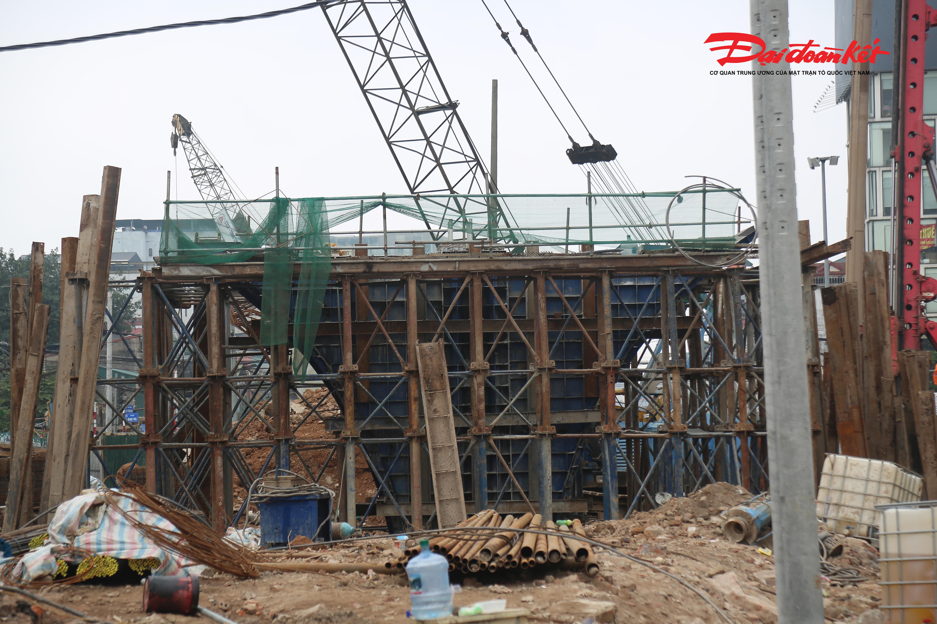 “Ngay sau khi hoàn thành trụ cuối, chúng tôi sẽ triển khai đúc dầm. Đơn vị đang duy trì thi công 3 ca mỗi ngày, rút ngắn thời gian từ 17 tháng xuống còn khoảng 12 tháng nhưng vẫn bảo đảm chất lượng. Dự kiến cầu vượt sẽ hoàn thành trước ngày 31/12/2026”, ông Huy thông tin.