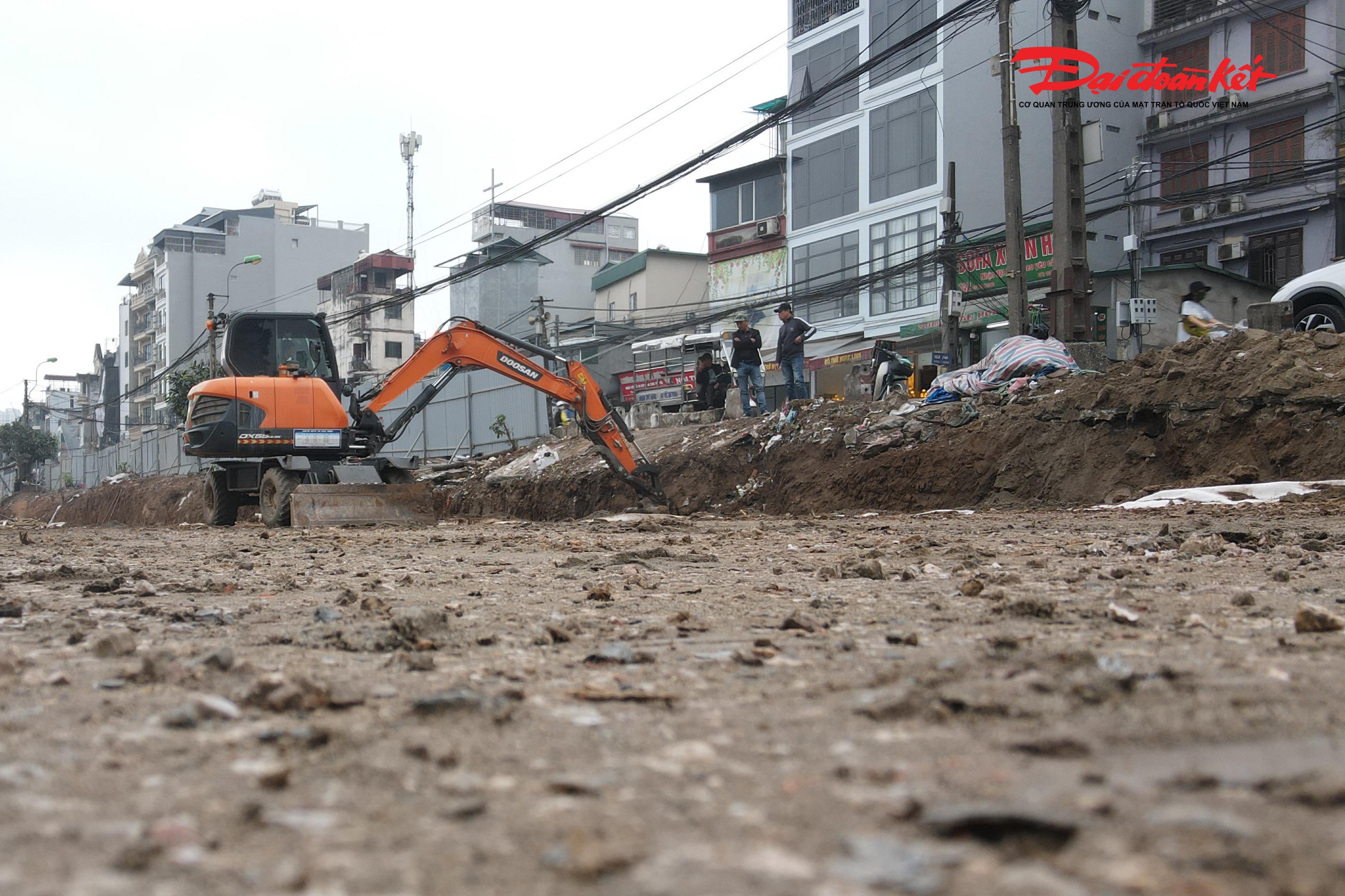 Từ đầu tháng 12/2025, thực hiện chỉ đạo của Thành ủy và UBND TP Hà Nội, Ban Quản lý dự án đã phối hợp với các phường Ô Chợ Dừa, Giảng Võ, Láng cơ bản hoàn thành công tác giải phóng mặt bằng. Ngay khi tiếp nhận mặt bằng, các đơn vị thi công đã khẩn trương phá dỡ, dọn dẹp, tạo mặt bằng sạch để triển khai đồng loạt các hạng mục.