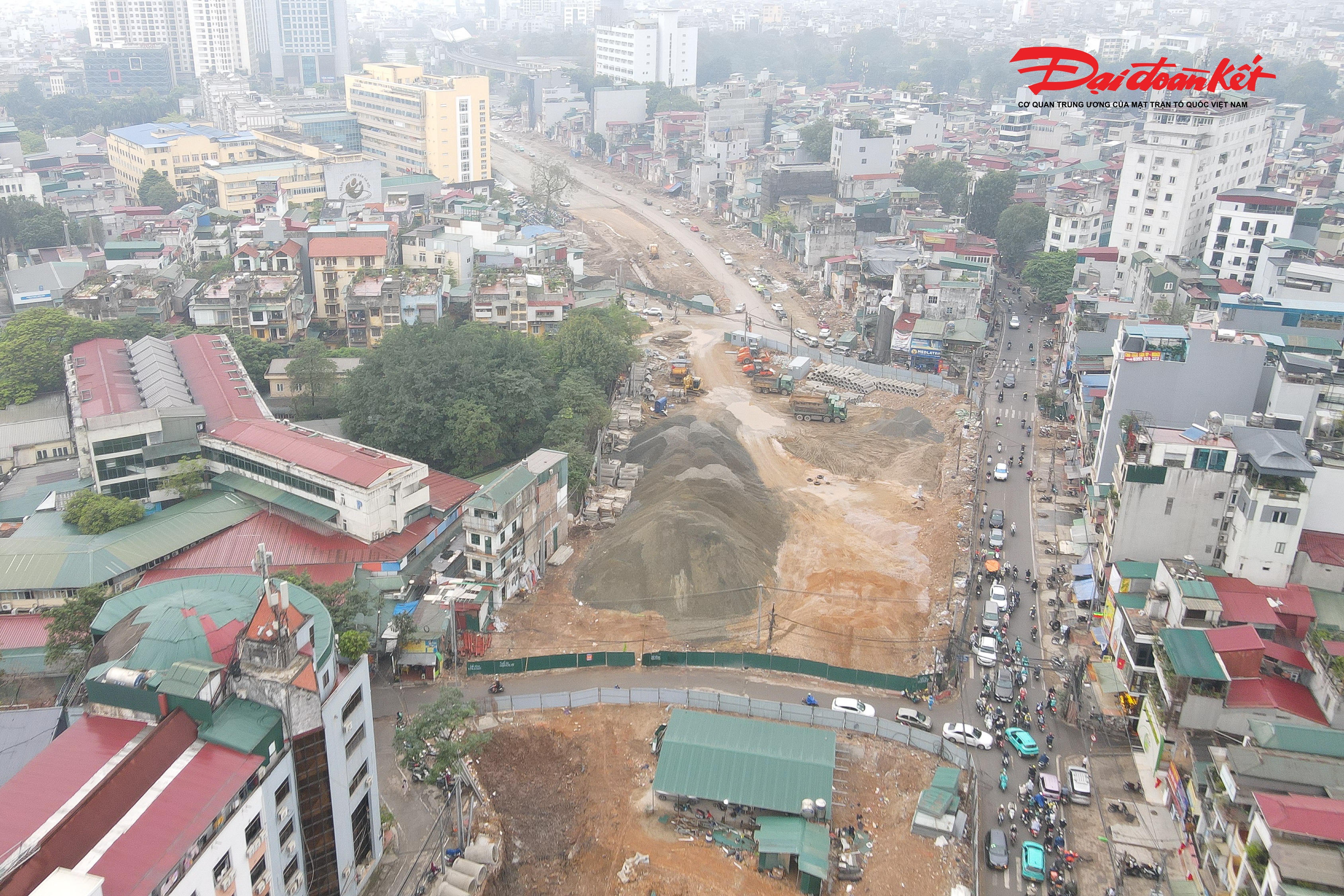 Đến thời điểm hiện tại, phần nền và kết cấu tuyến đường đã cơ bản hoàn thành các công đoạn chính như đào đắp, gia cố nền, rải cát; một số đoạn đã bắt đầu thảm bê tông nhựa lớp thô. Tổng khối lượng thi công toàn dự án ước đạt trên 40%.