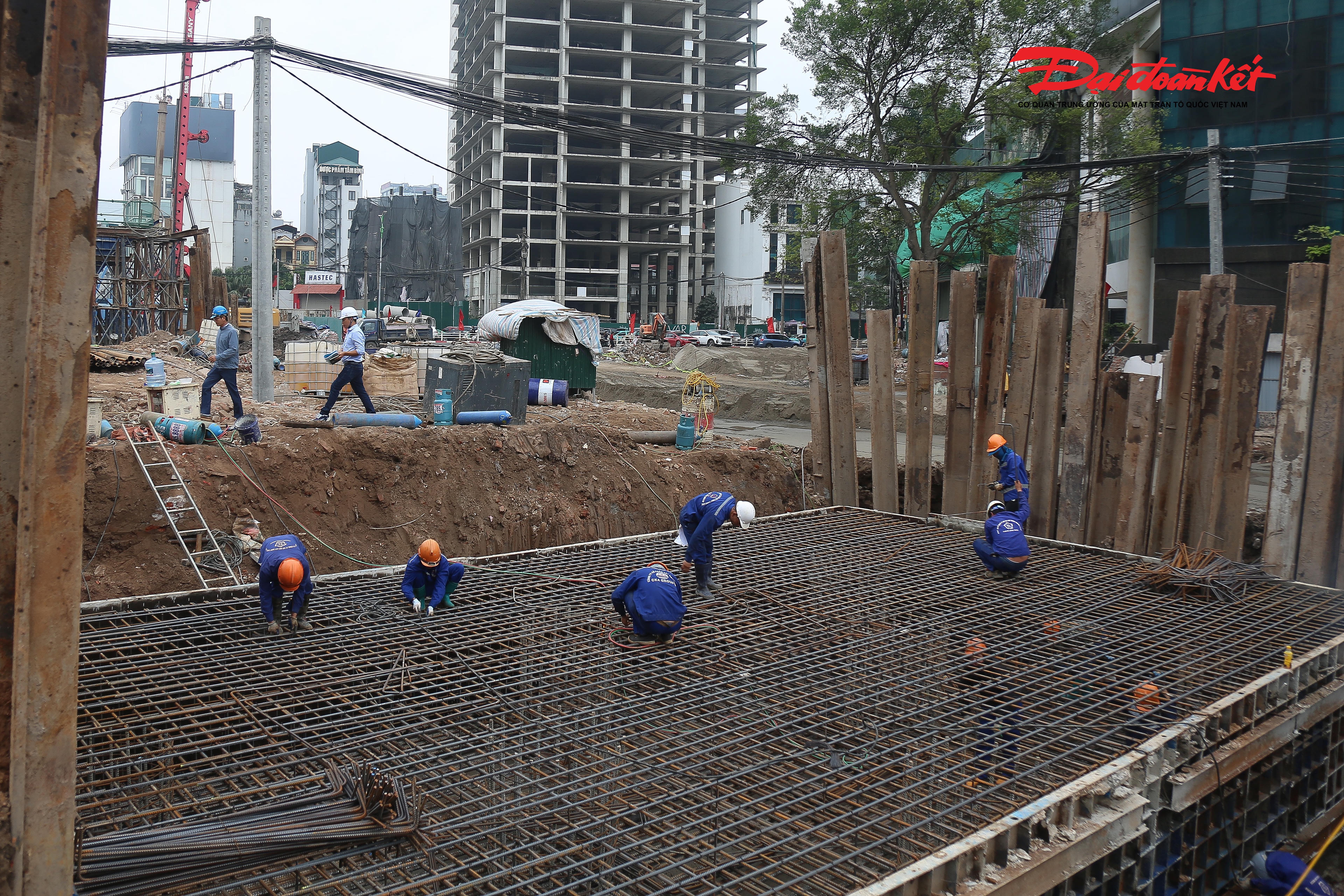 “Chúng tôi tổ chức thi công liên tục ngày đêm theo phương án 3 ca 4 kíp. Mục tiêu đến cuối tháng 6 sẽ hoàn thành và thông xe kỹ thuật phần tuyến bên trái, sau đó chuyển sang thi công phía bên phải. Dù còn nhiều khó khăn, đơn vị quyết tâm bám sát tiến độ, hoàn thành toàn bộ dự án vào cuối năm 2026”, ông Lương nói.