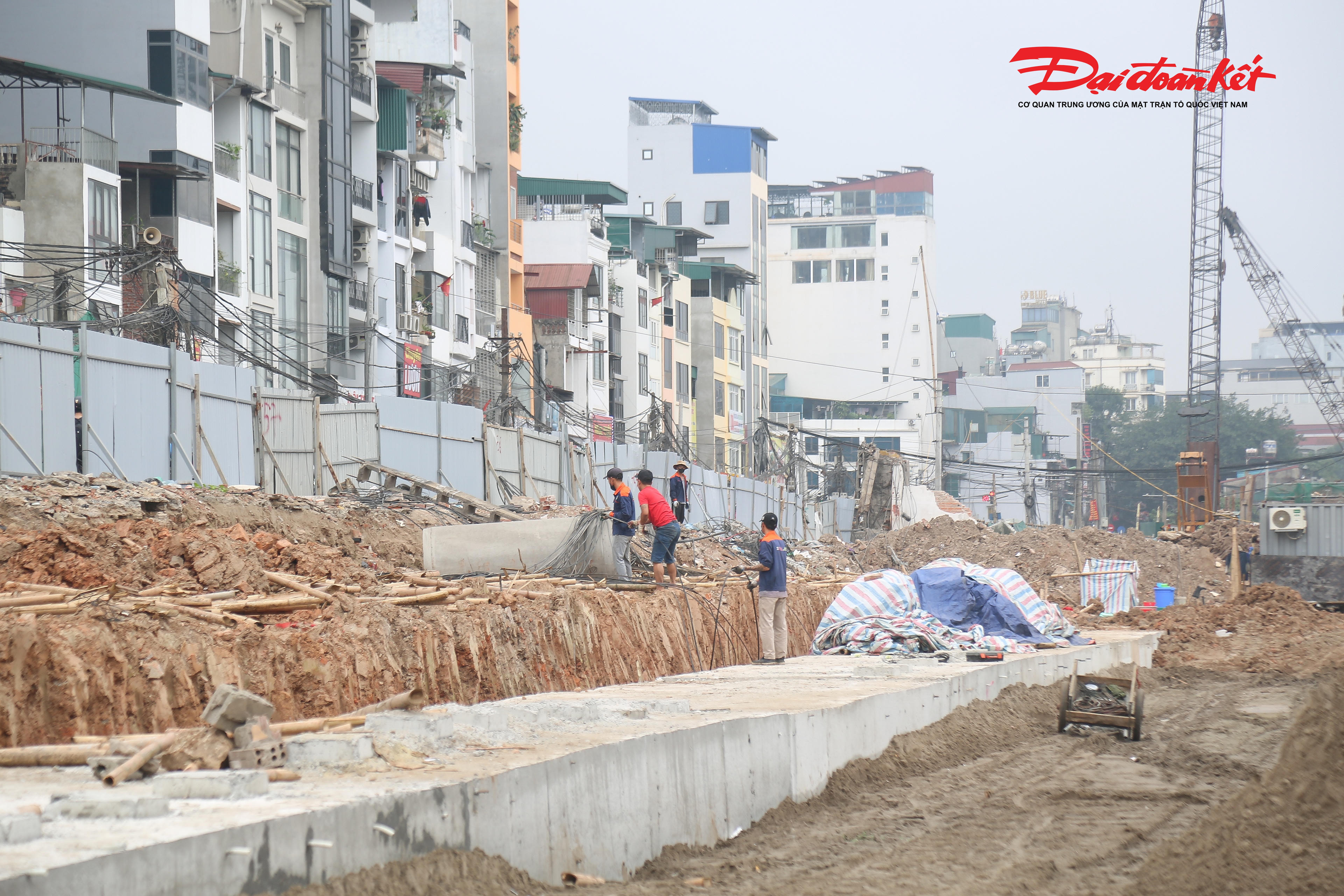 Đại diện Ban Quản lý dự án đầu tư xây dựng công trình dân dụng thành phố Hà Nội cho biết, đơn vị cùng các nhà thầu đang nỗ lực đẩy nhanh tiến độ dự án đường Vành đai 1, đoạn Hoàng Cầu-Voi Phục để đưa tuyến đường vào thông xe trong năm 2026.