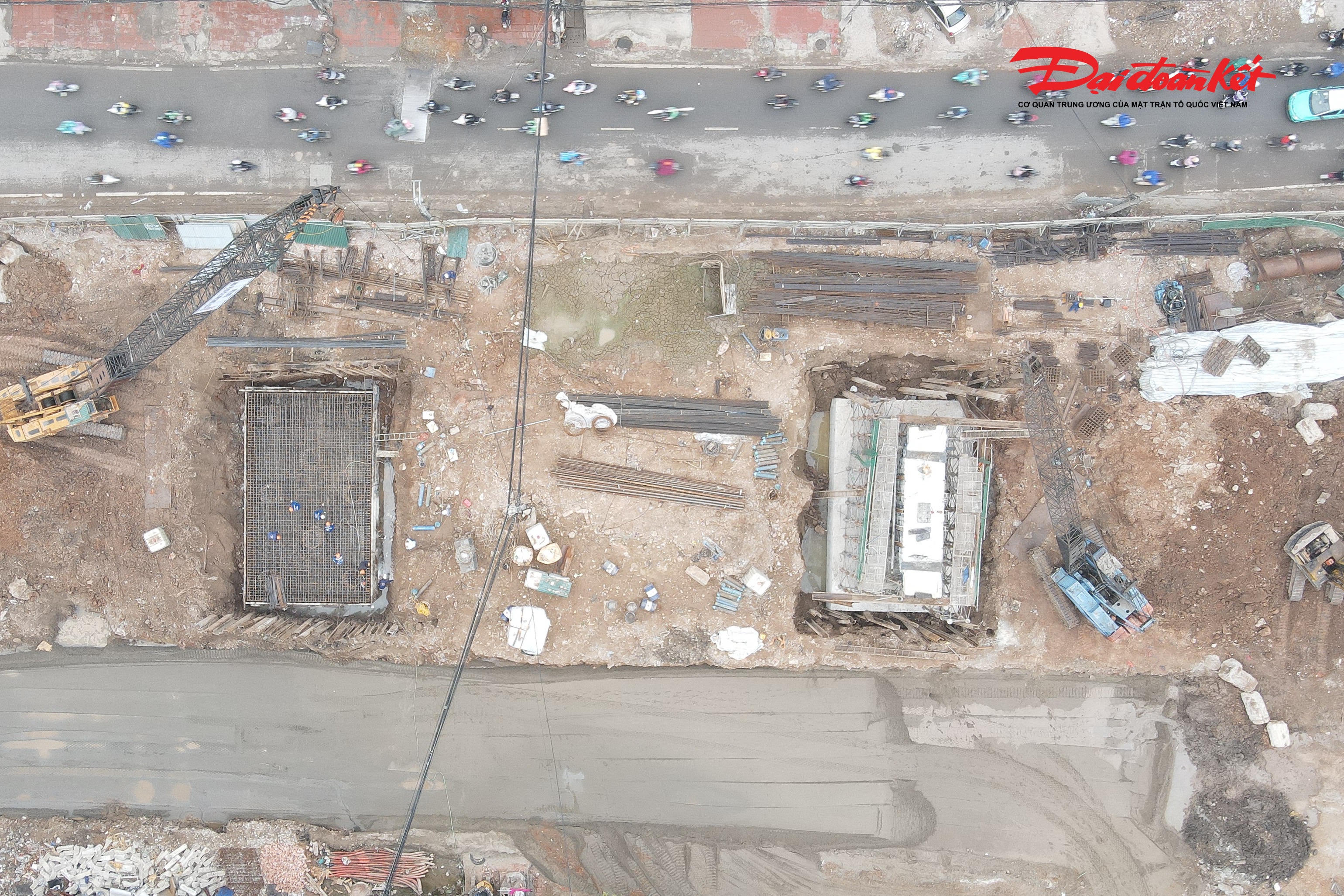 Đối với hạng mục cầu vượt, ông Tiêu Văn Huy, Chỉ huy trưởng công trình cầu vượt Giảng Võ cho biết, công trình có tổng chiều dài khoảng 440m. Đến nay đã hoàn thành 5/6 trụ cầu, trụ cuối cùng đang được khẩn trương thi công.