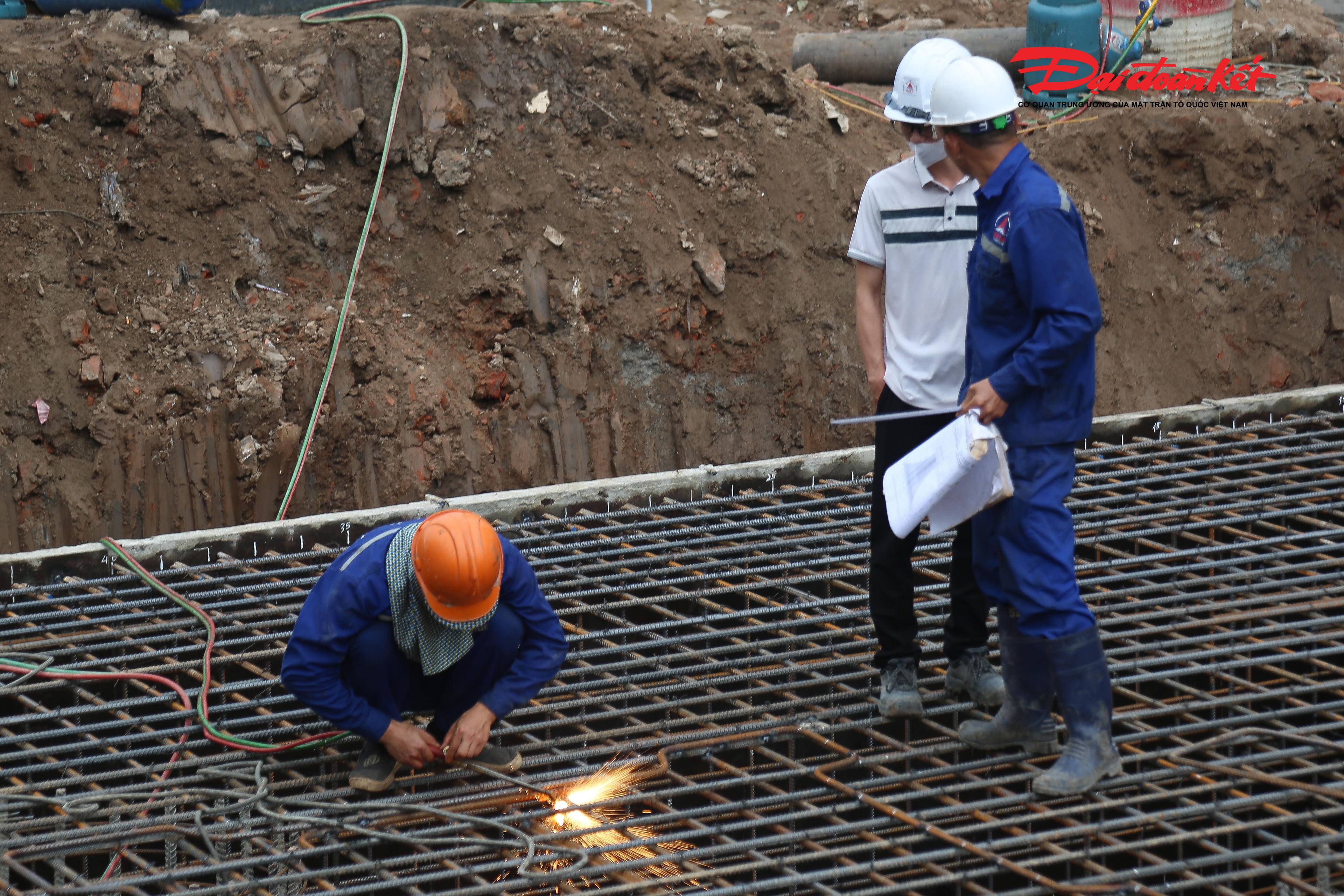 Ông Lê Bá Lương, Phó Chỉ huy công trường gói thầu đường Vành đai 1 cho biết, nhà thầu đang huy động hàng trăm nhân lực cùng nhiều máy móc, chia thành 4 mũi thi công, triển khai đồng loạt trên toàn tuyến.