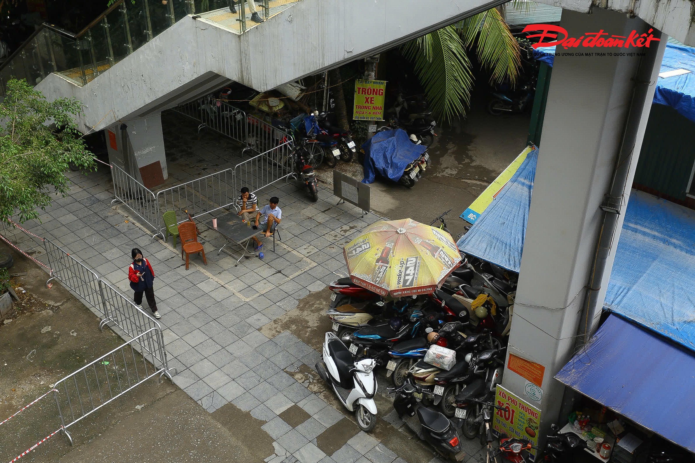 Phía bên trong các lều lán tạm bằng tôn, bạt vẫn còn hiện tượng trông giữ phương tiện, tiềm ẩn nhiều nguy cơ mất an toàn cháy nổ.