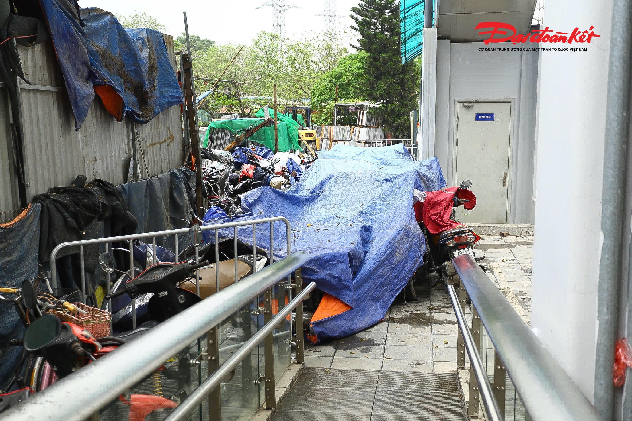 Hàng loạt phương tiện được dựng sát lối vào thang máy dành cho người khuyết tật lên nhà ga.