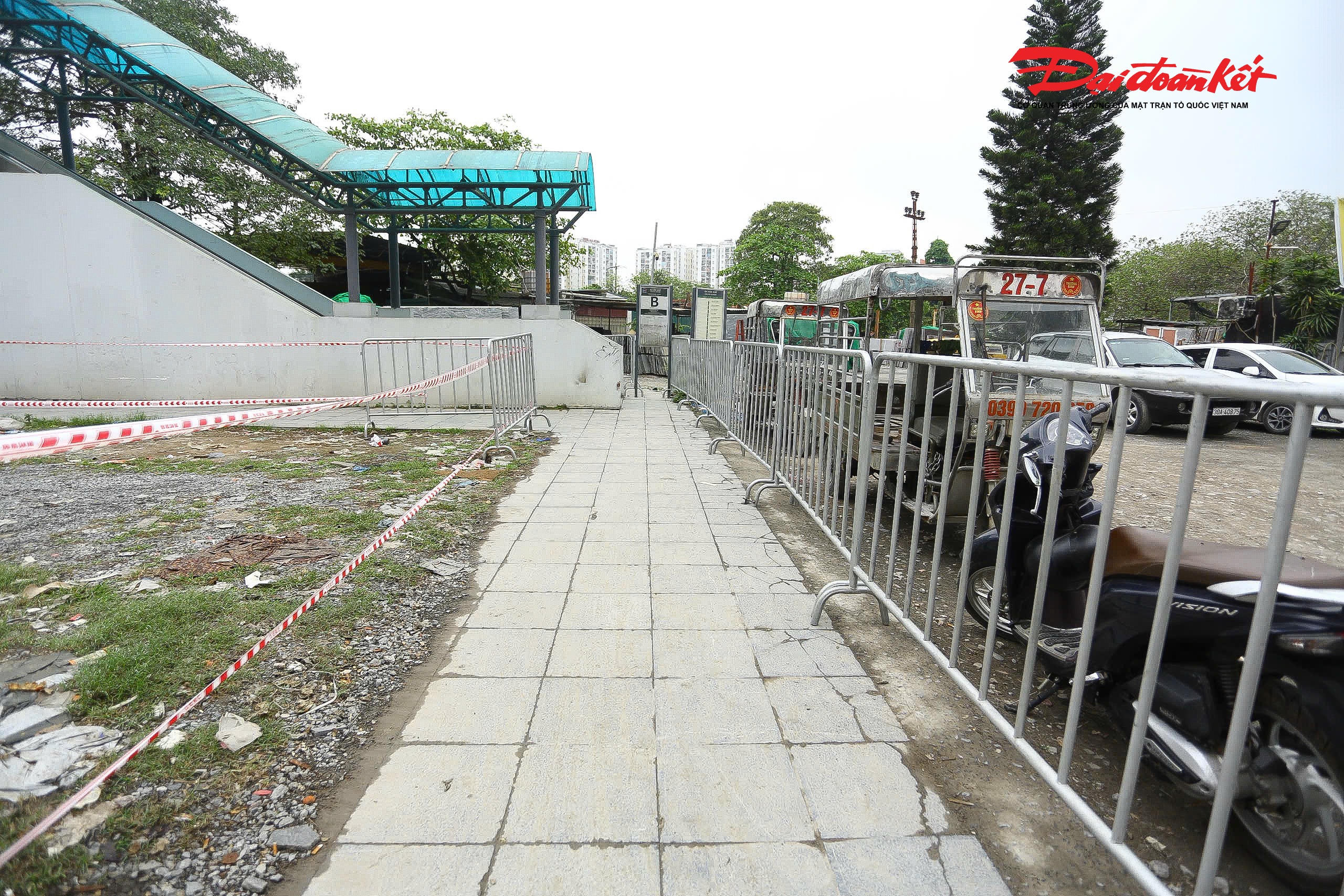 Theo ghi nhận của phóng viên Báo Đại đoàn kết ngày 27/3, bãi trông giữ xe tự phát tại khu vực dọc tuyến đường dưới ga Văn Khê đã được giải tỏa.