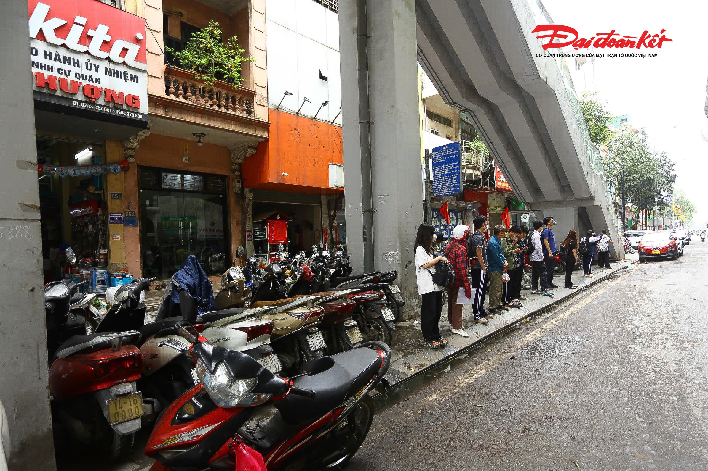 Khu vực dưới chân ga La Khê bị biến thành nơi trông giữ xe, lấn chiếm cả điểm dừng chờ xe buýt của người dân.