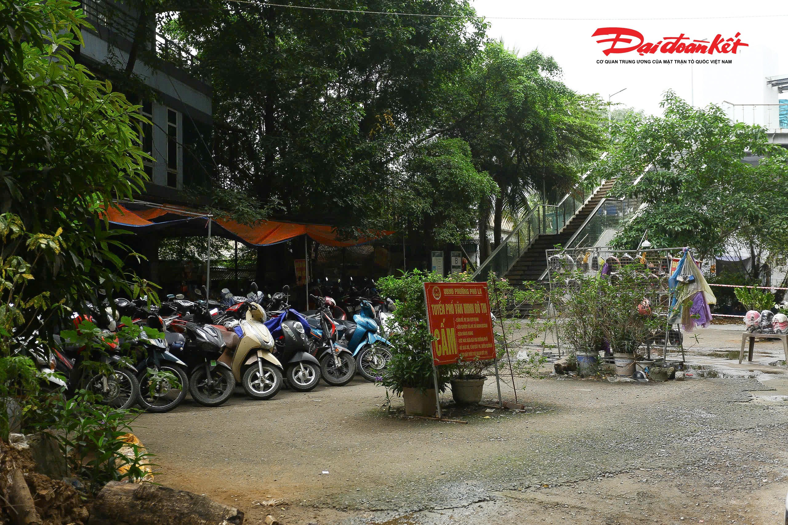 Cách chân ga Văn Khê khoảng 50m, một bãi xe vẫn ngang nhiên hoạt động..