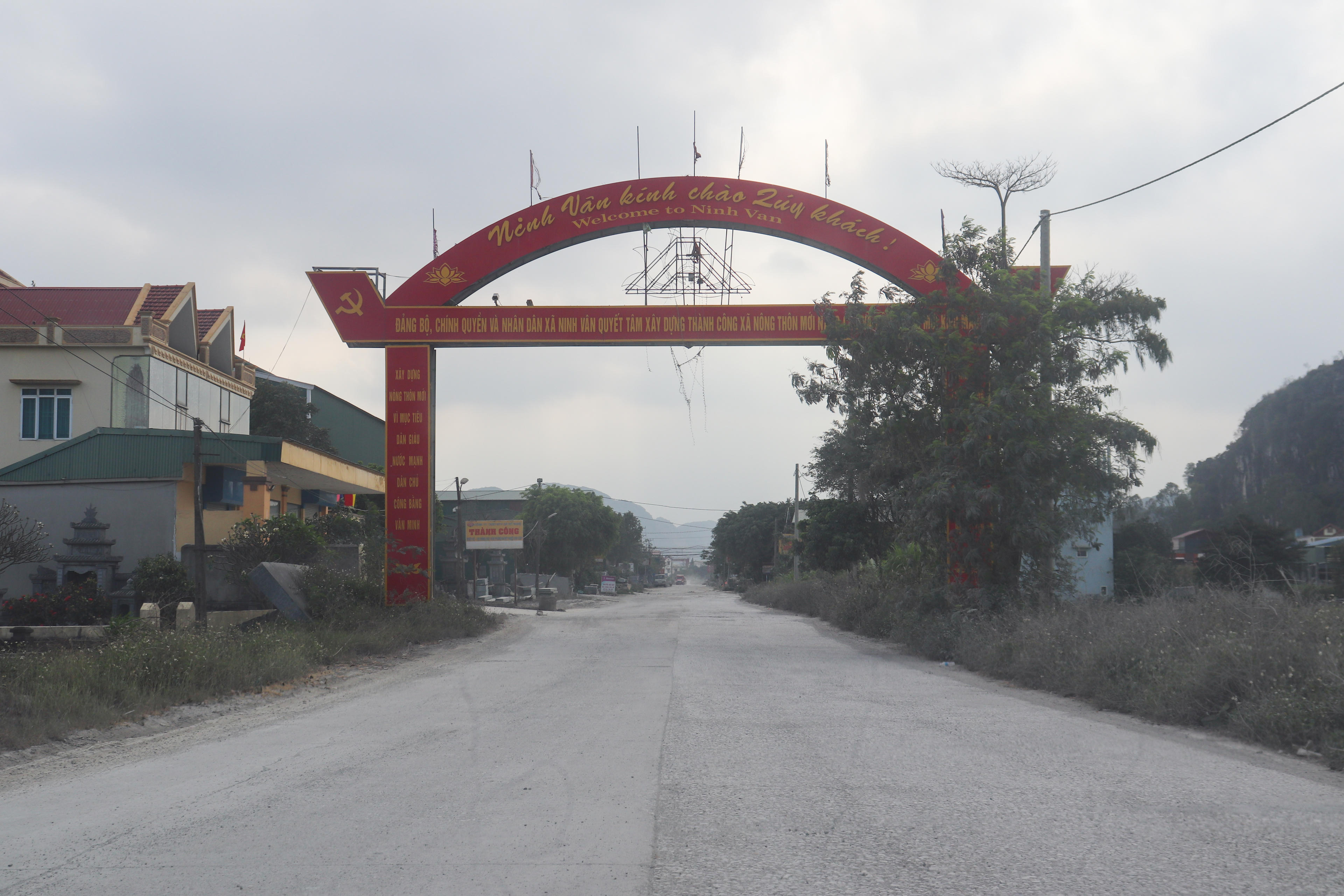 Theo người dân địa phương, tuyến đường này được gọi là đường&nbsp;Đài Loan, đi qua tổ dân phố Vũ Xá, Đồng Quan, Tân Dưỡng 1. Ngay từ điểm đầu ở cổng chào Ninh Vân, con đường bê tông đã bị nứt vỡ thành nhiều mảng nhỏ. Ảnh: Đình Minh