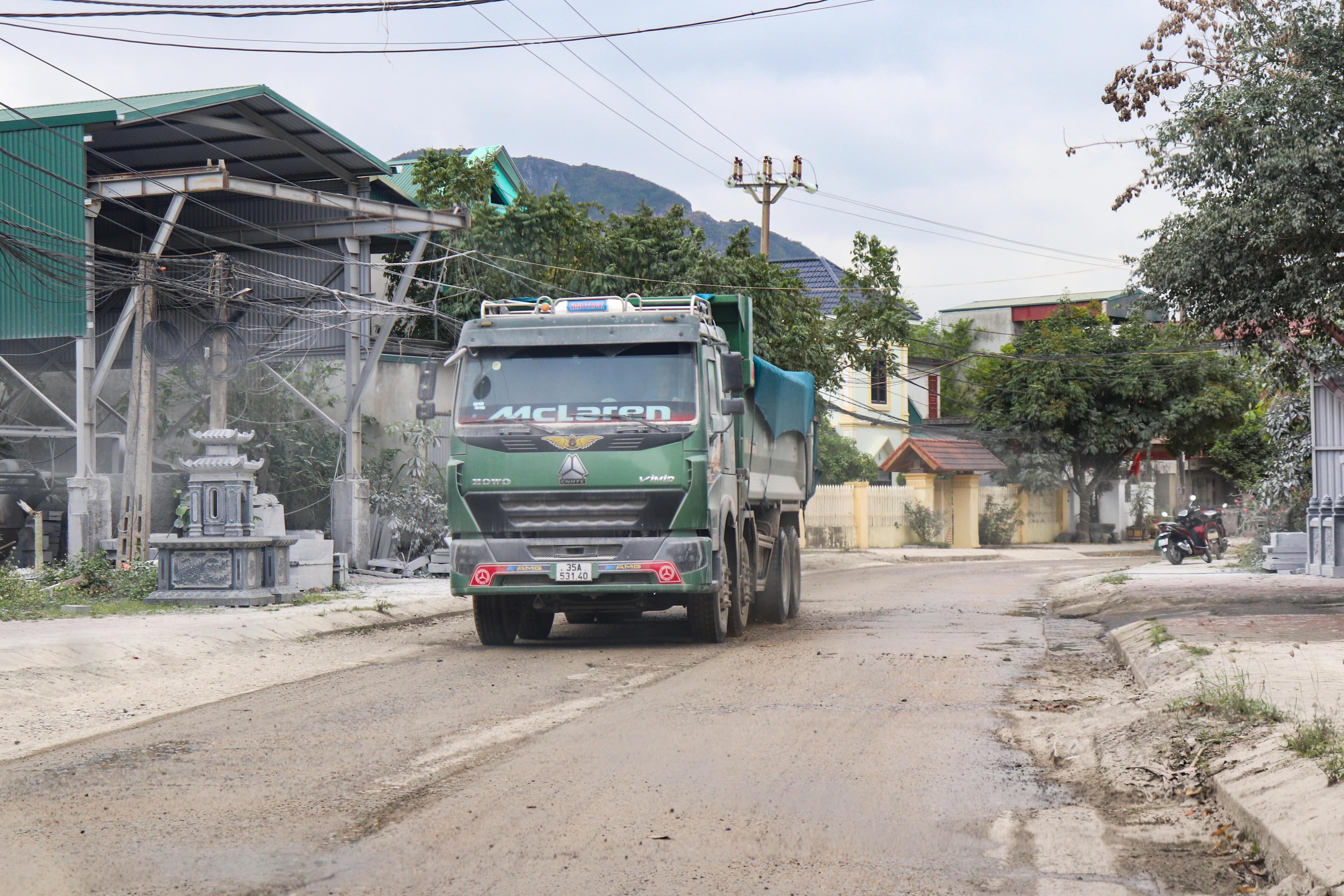 Ông Trương Thanh Sơn (70 tuổi, trú tổ dân phố Tân Dưỡng 1) cho biết, tuyến đường nội phường được xây dựng từ năm 1997, qua nhiều năm sử dụng đã xuống cấp. Dù được sửa chữa năm 2023, song do lưu lượng xe tải trọng lớn lưu thông quá nhiều, chạy suốt ngày đêm nên đường lại vỡ nát ở nhiều vị trí. Ảnh: Đình Minh