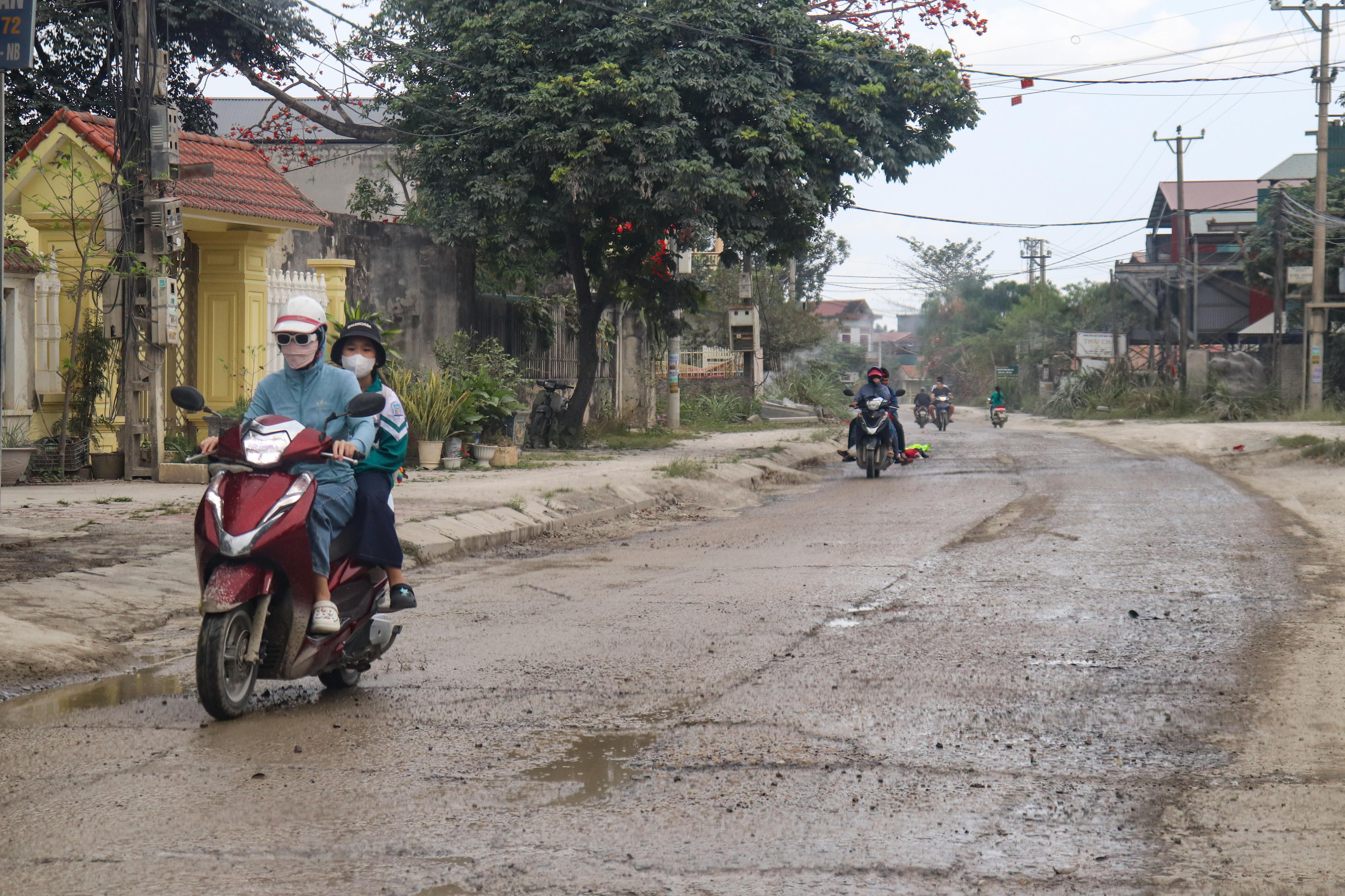Không chỉ tuyến chính Đài Loan, các tuyến khác dẫn vào khu mỏ đá, khu làng nghề qua các tổ dân phố Hệ, Đồng Quan, Vũ Xá, Tân Dưỡng 1… cũng đang trong tình trạng xuống cấp tương tự. Theo phản ánh của người dân, có nhiều đoạn đường vừa được sửa chữa, thảm nhựa trong vài năm trở lại đây, nhưng đã nhanh chóng xuống cấp, hư hỏng. Ảnh: Đình Minh