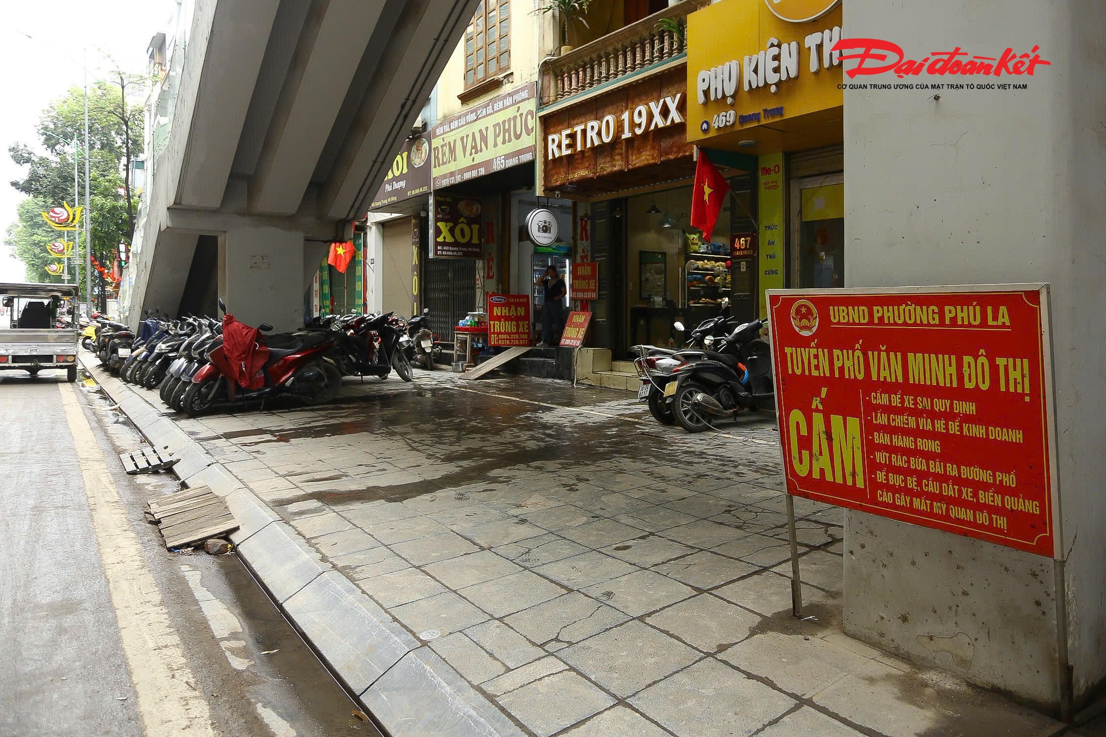 Nhiều hộ dân tại đây còn ngang nhiên treo biển nhận trông giữ xe, hoạt động công khai như các bãi xe hợp pháp.