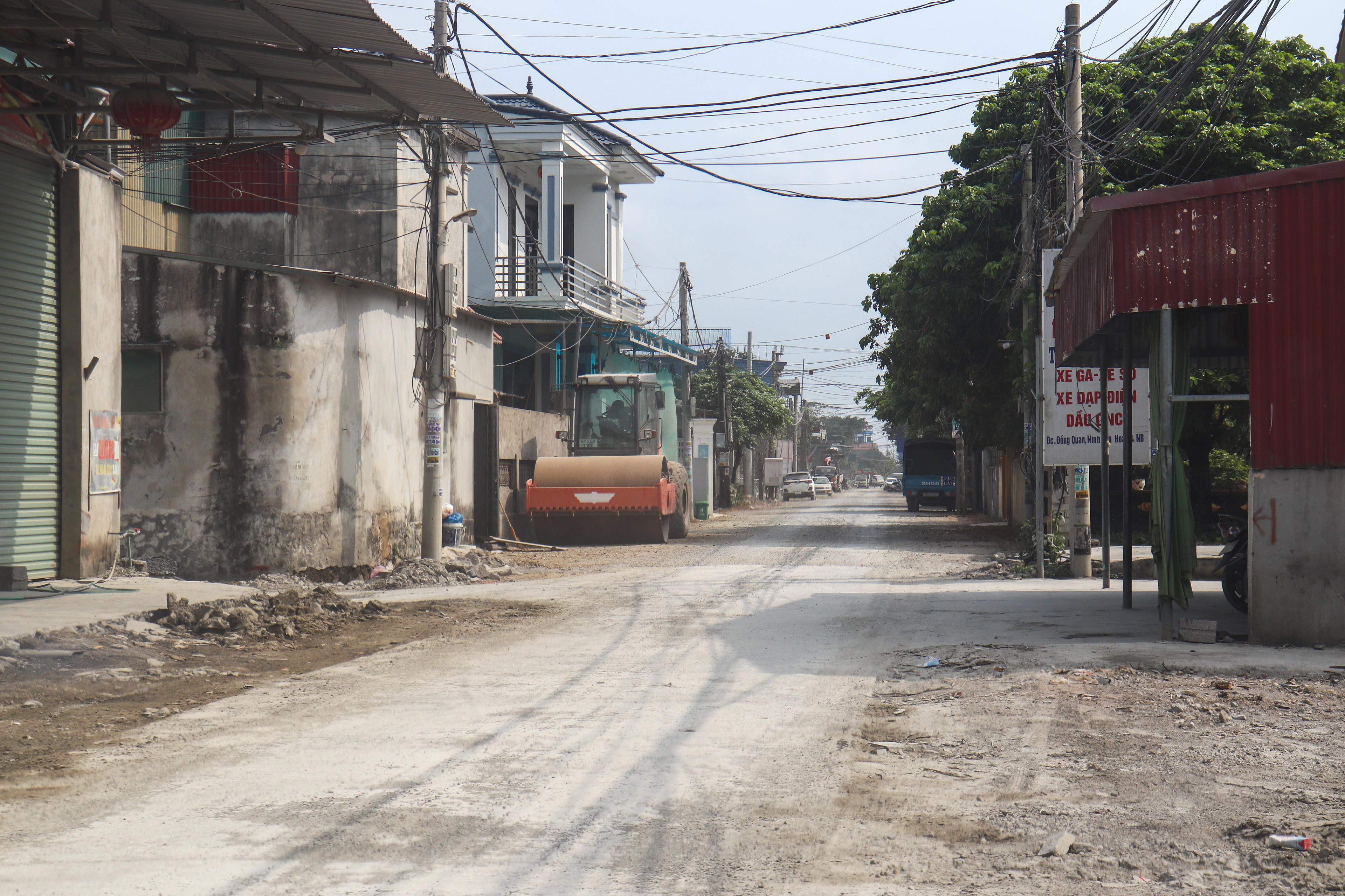 'Chúng tôi đã họp, tính toán chi phí đầu tư công cho các dự án giao thông, với mục tiêu tạo chuyển biến tích cực về hạ tầng. Sau khi triển khai đồng bộ, sẽ tính đến phương án hạn chế tải trọng xe, không thể để tình trạng như hiện nay kéo dài mãi được', ông Giang khẳng định. Ảnh: Đình Minh