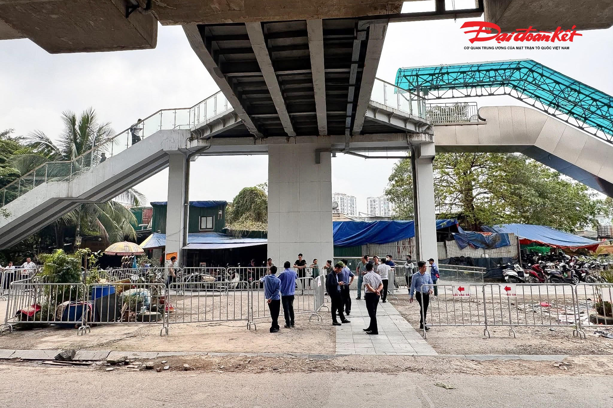 Ngay sau khi tiếp nhận thông tin phản ánh, lực lượng chức năng phường Kiến Hưng, Dương Nội đã phối hợp kiểm tra, xử lý. Tại nhiều khu vực từng là “điểm nóng”, lực lượng chức năng đã tiến hành tháo dỡ lều bạt, di dời phương tiện và dựng rào chắn nhằm ngăn chặn tình trạng tái lấn chiếm.