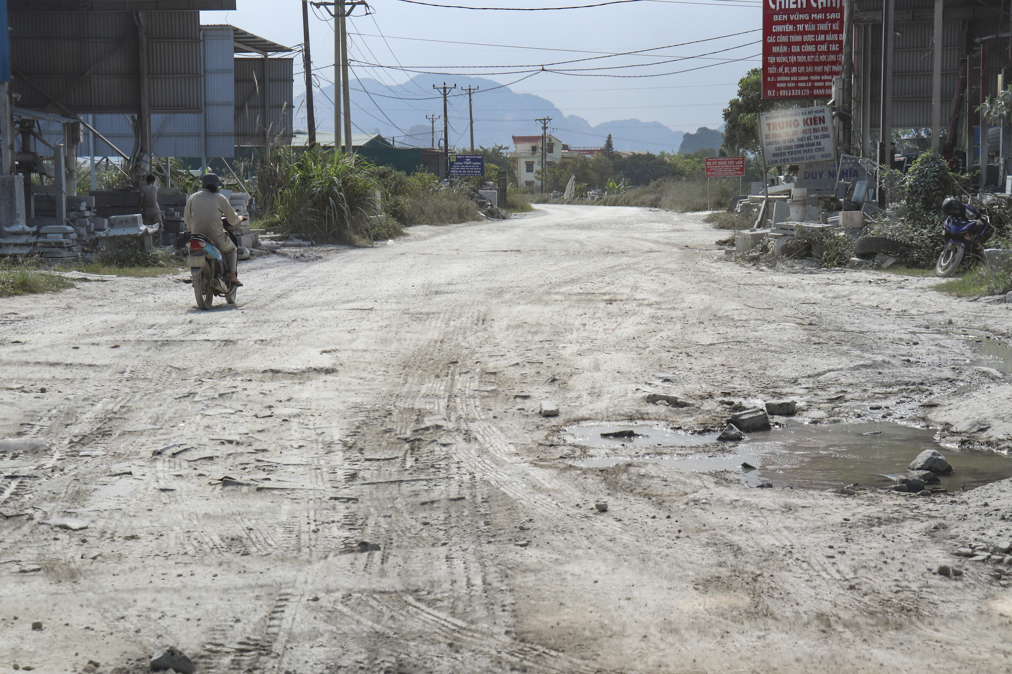 Theo ông Giang, mới đây, dự án tu sửa tuyến đường Đài Loan đã được tỉnh bàn giao lại cho địa phương để triển khai. Đồng thời, các tuyến đường dân sinh, đường vào khu làng nghề, khu mỏ đá cũng đang được địa phương rà soát tổng thể để xây dựng phương án đầu tư, nâng cấp trong thời gian tới. Ảnh: Đình Minh