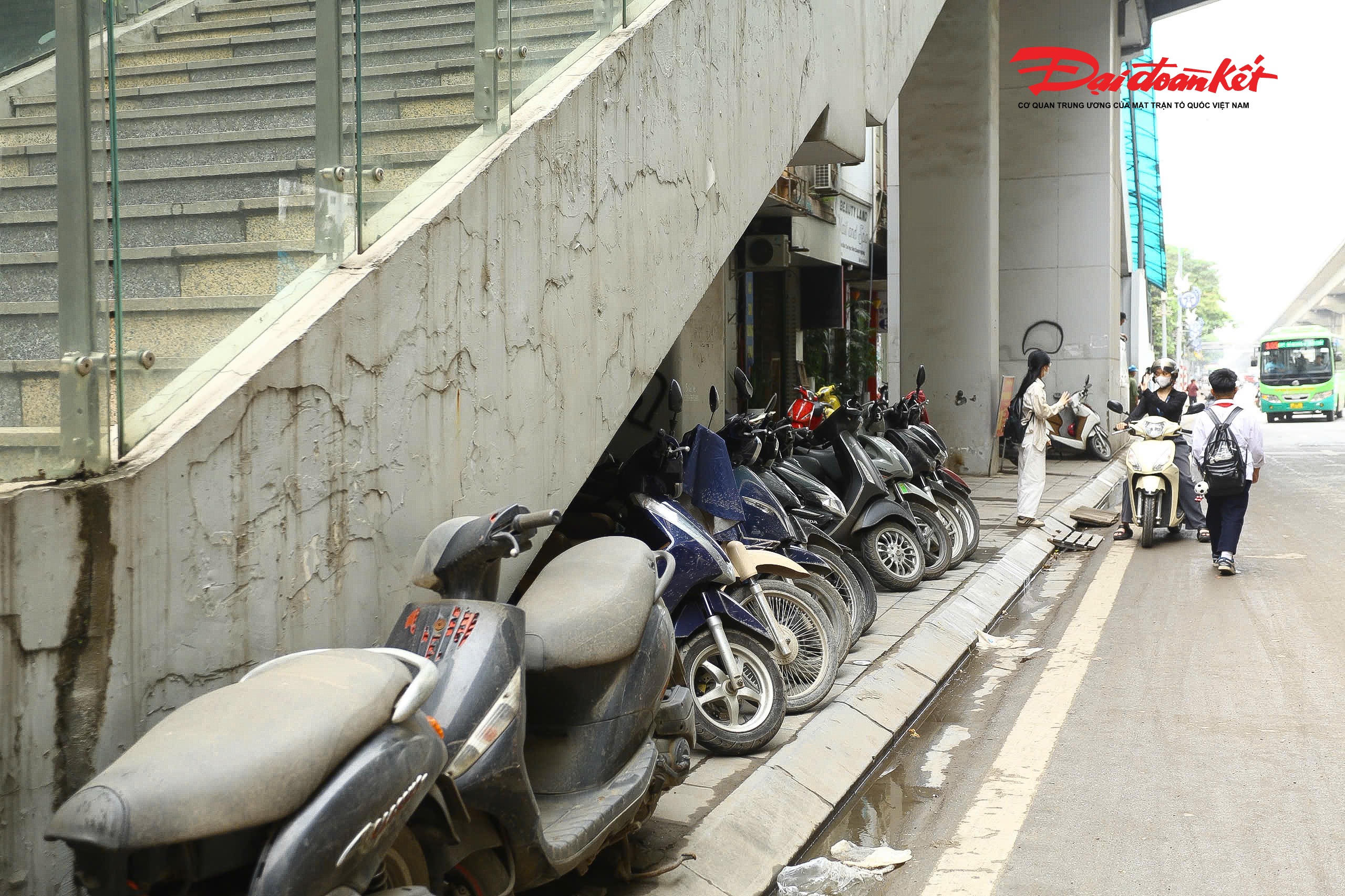 Cách đó hơn 1km, tại khu vực bên dưới ga La Khê, các bãi xe tự phát vẫn tiếp tục xuất hiện, khiến người đi bộ phải di chuyển xuống lòng đường.